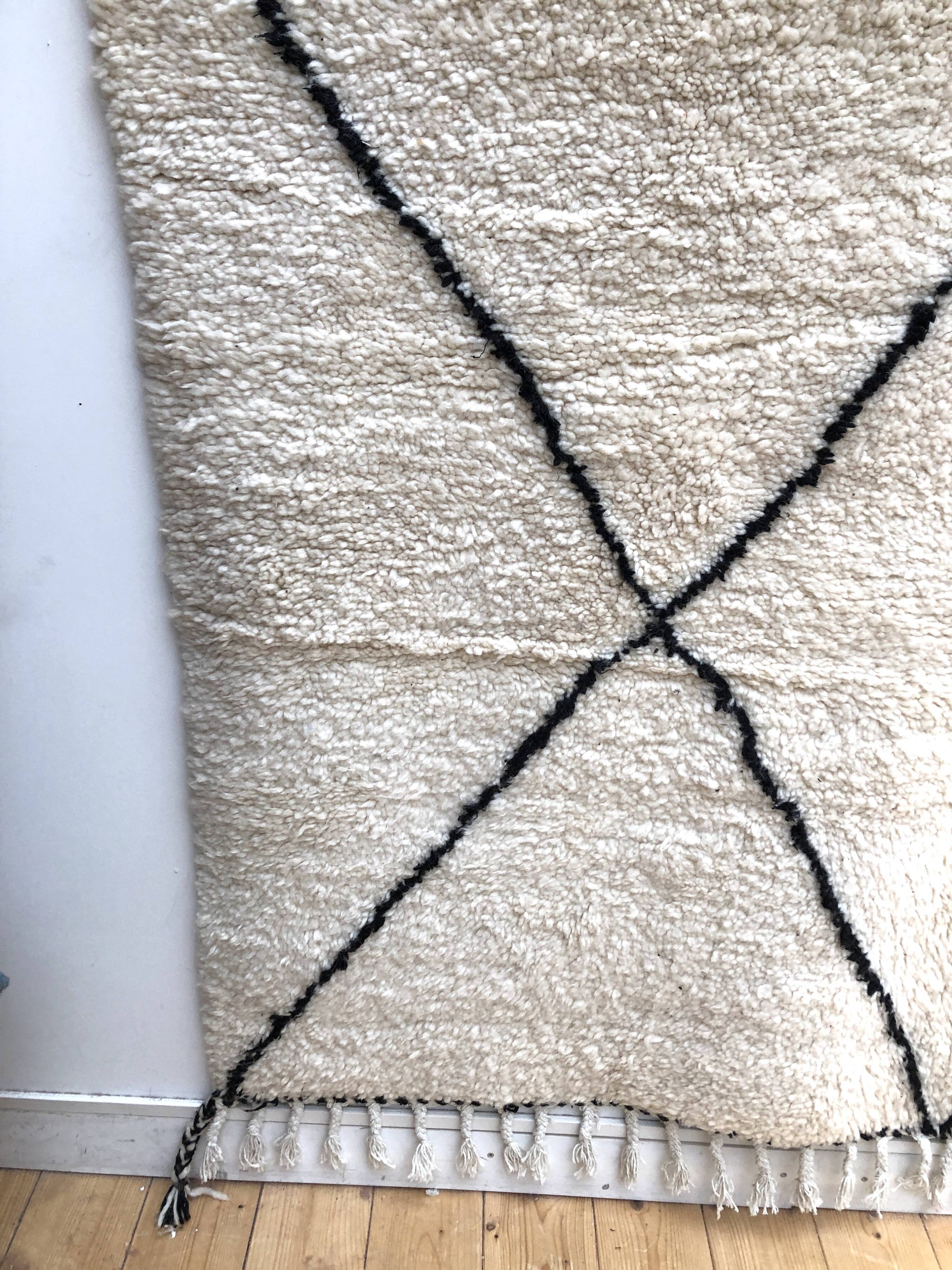 Moroccan Berber carpet Beni Ouarain with black diamonds2,47x1.70m