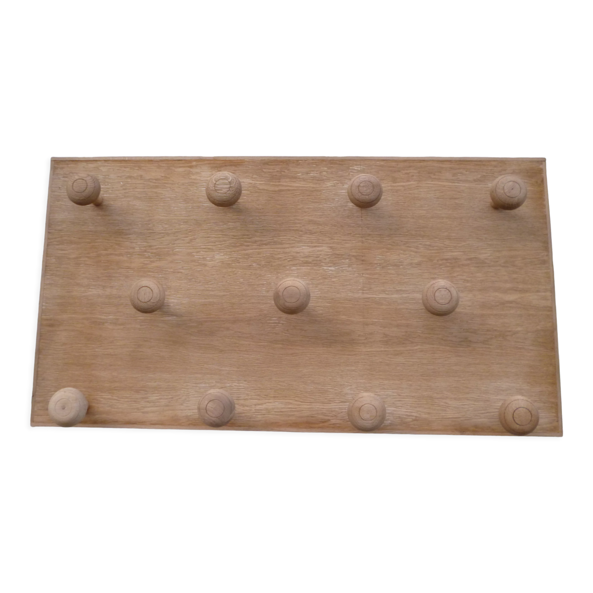 Wall coat rack in oak.