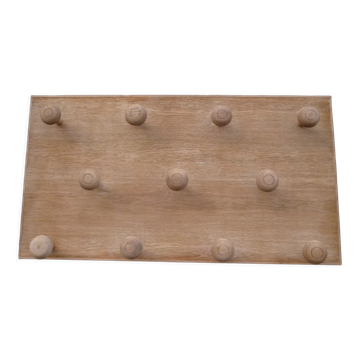 Wall coat rack in oak.