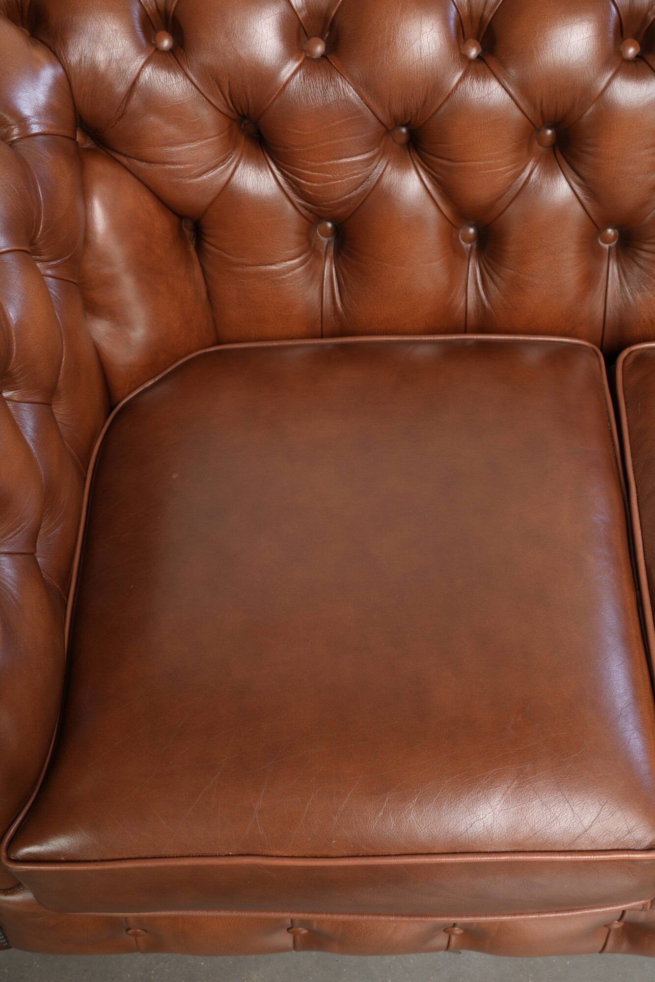Very spacious 2-seater Chesterfield sofa in cow leather in a English look