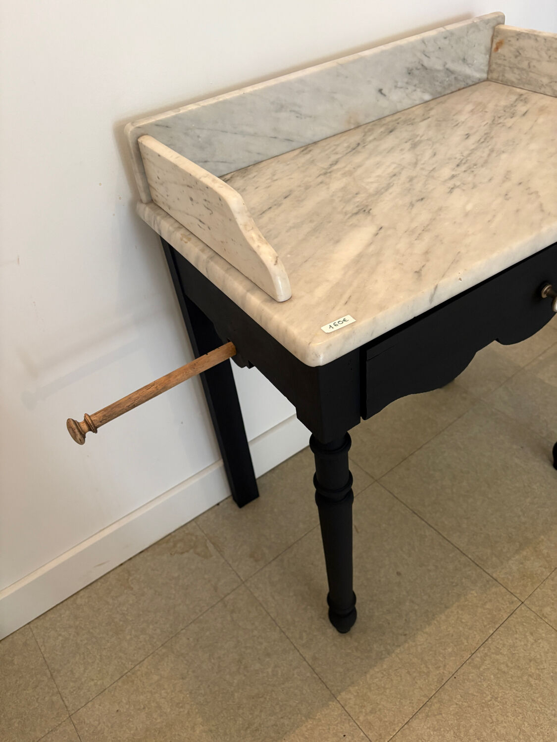 Black dressing table, white marble