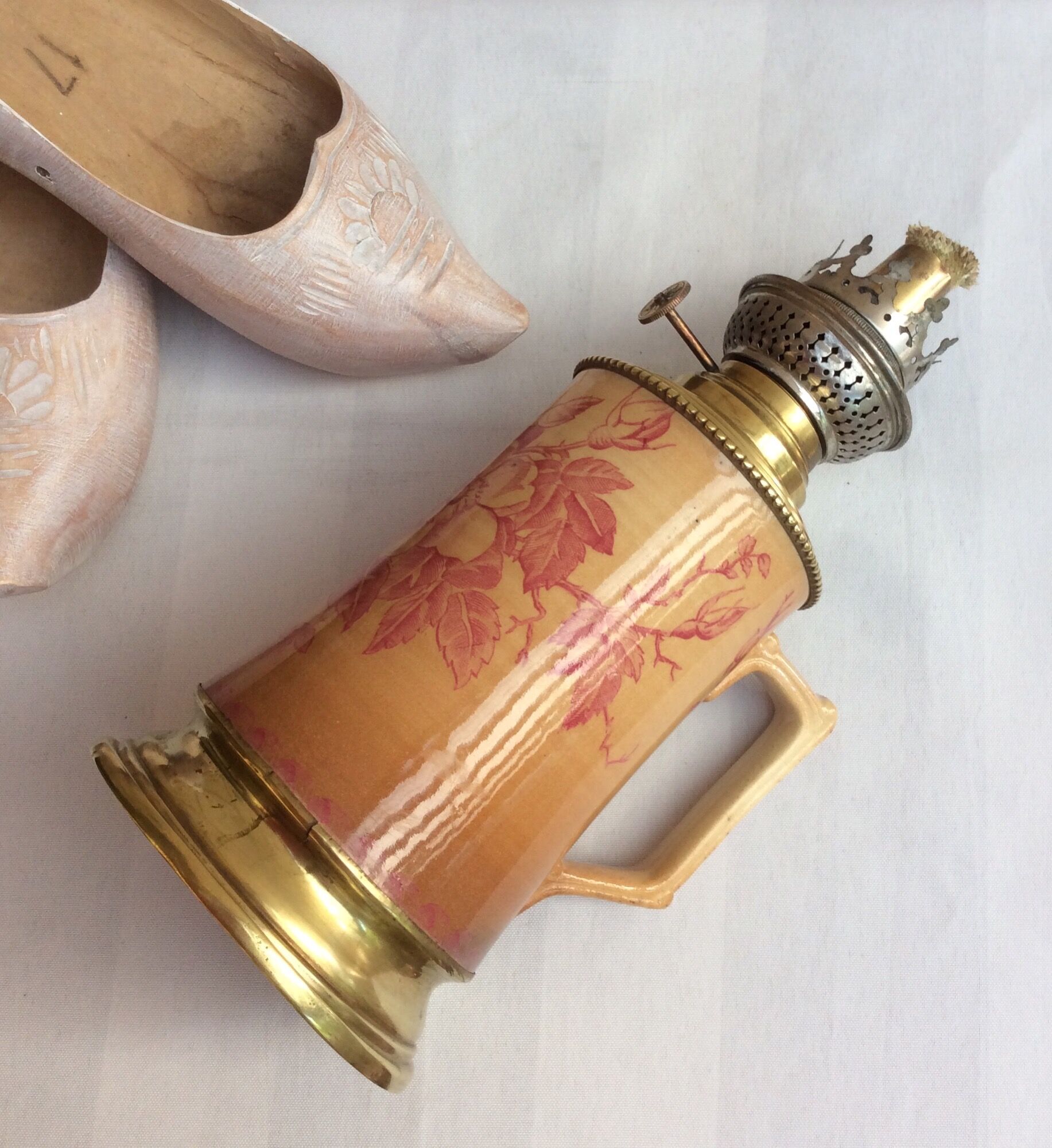 Oil lamp with ceramic body handle