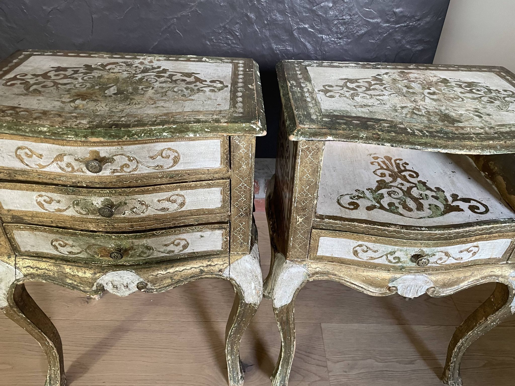 Bedside pair, 3 drawers, 1 drawer and a niche, painted golden wood, italian renaissance style