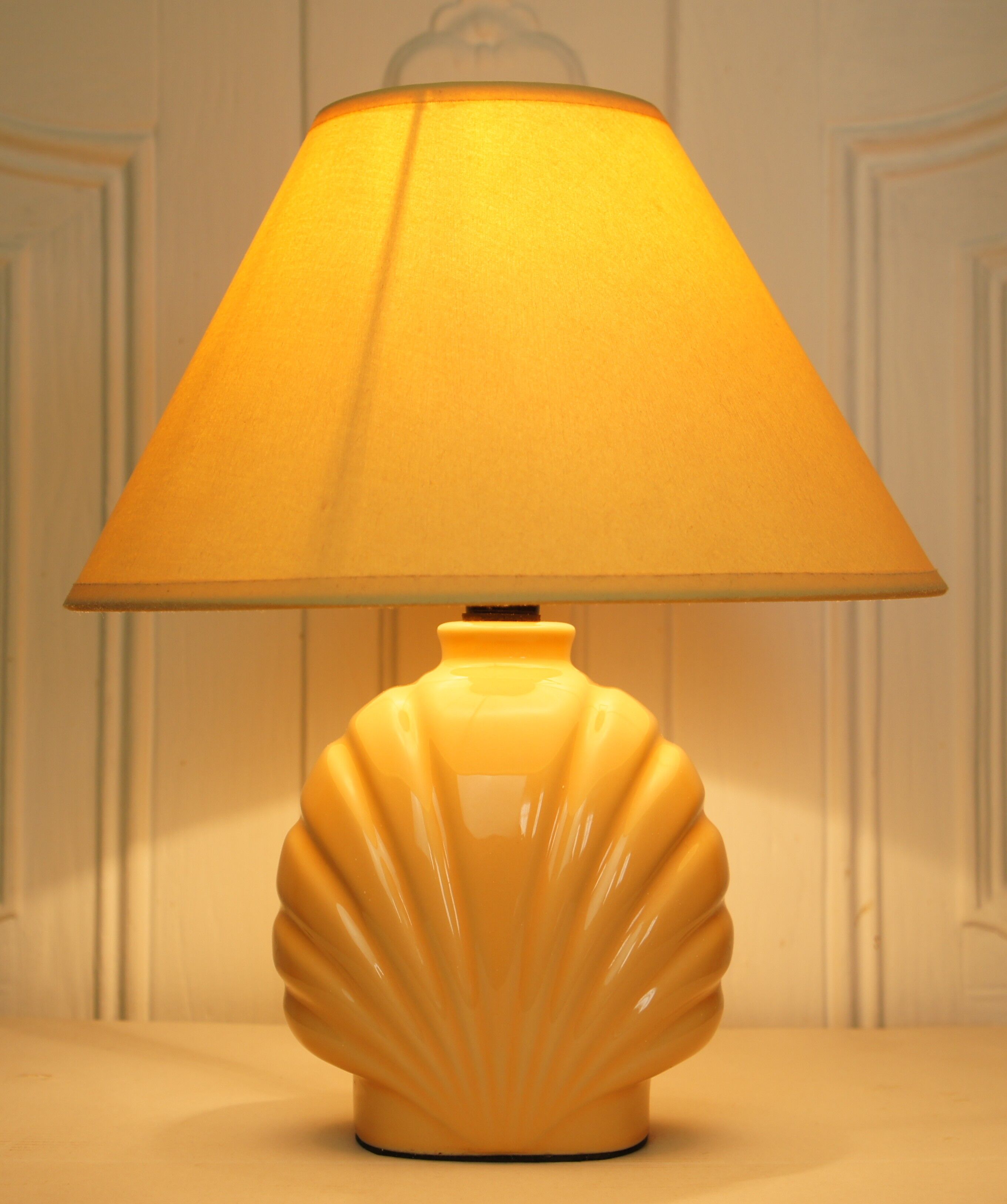 Ceramic "shell" bedside lamp circa 1980