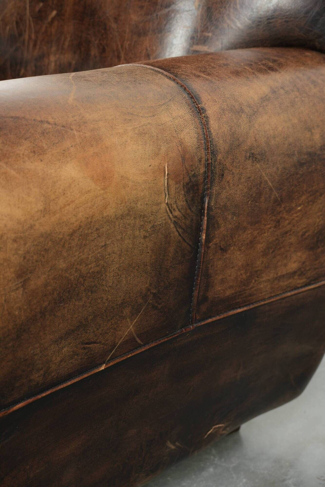 Armchair made of comfortable sheepskin leather in Art Deco design