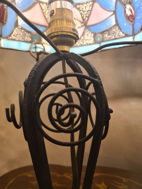 lampe fer forgé ancienne ,1900 a 30 avec abat jour verre vitrail soudé plom