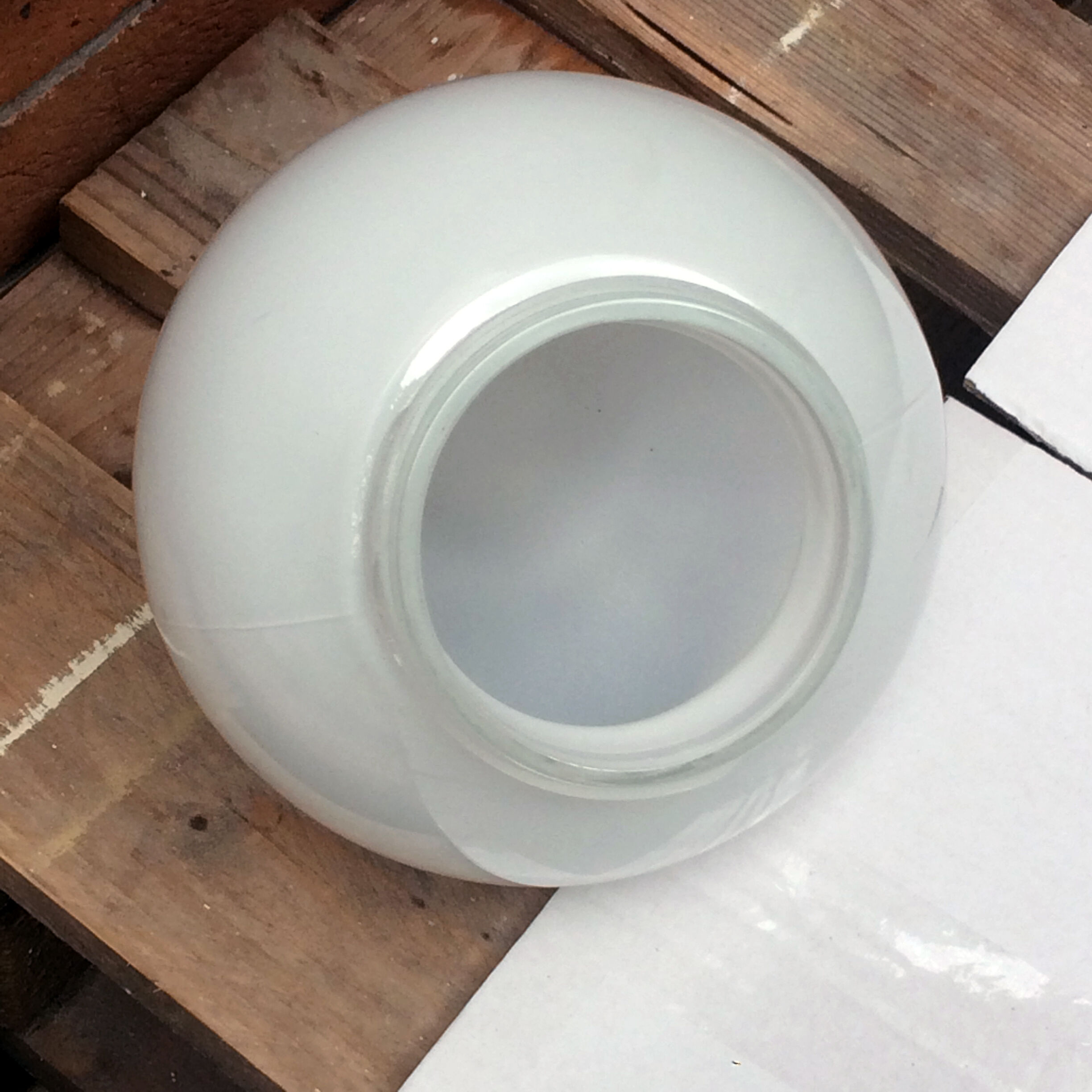 Applique globe en verre et porcelaine