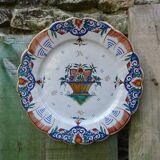 Old Gien earthenware scalloped plate with blue/yellow flower basket motifs