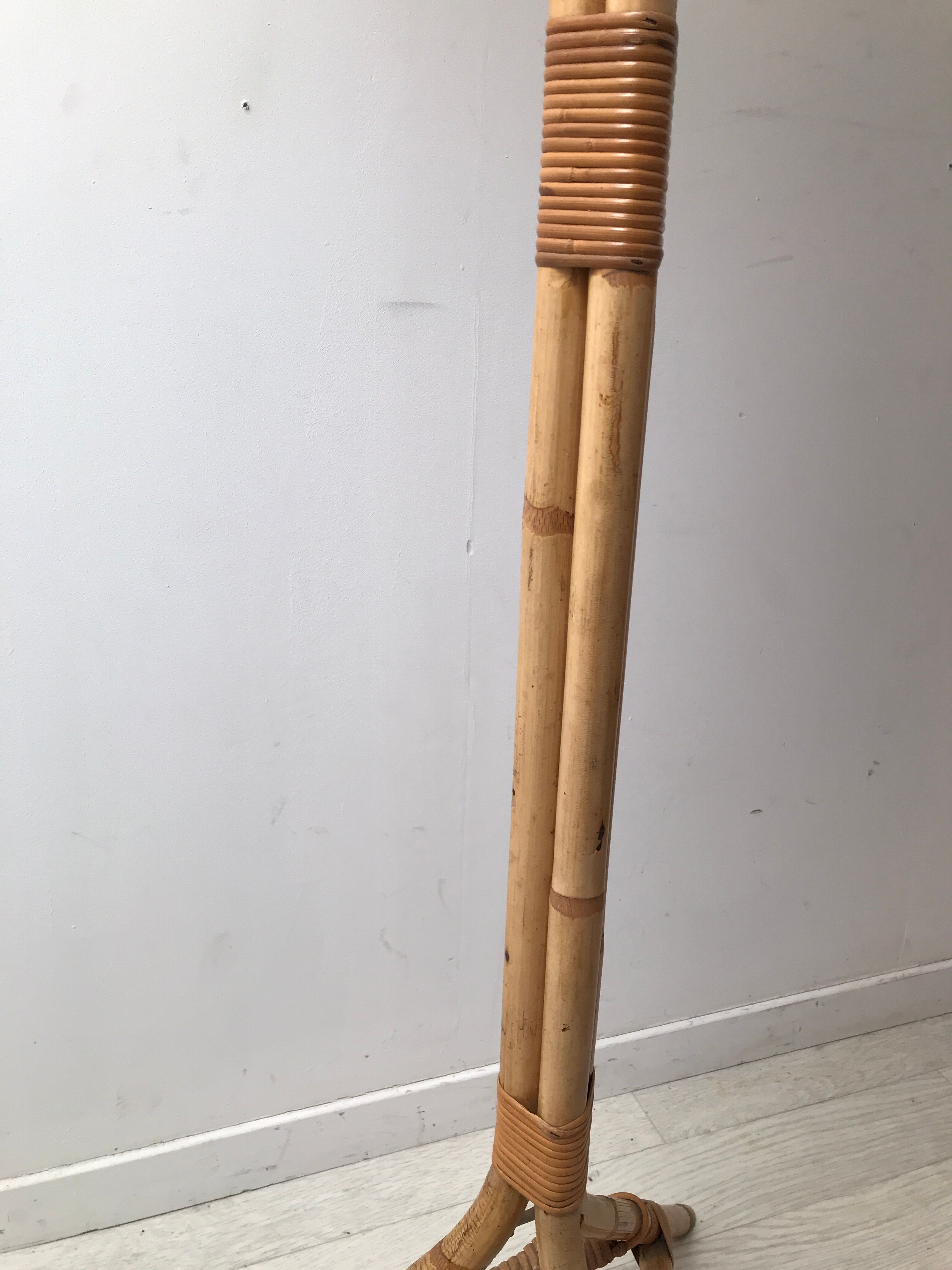 Bamboo lamppost feet tripod