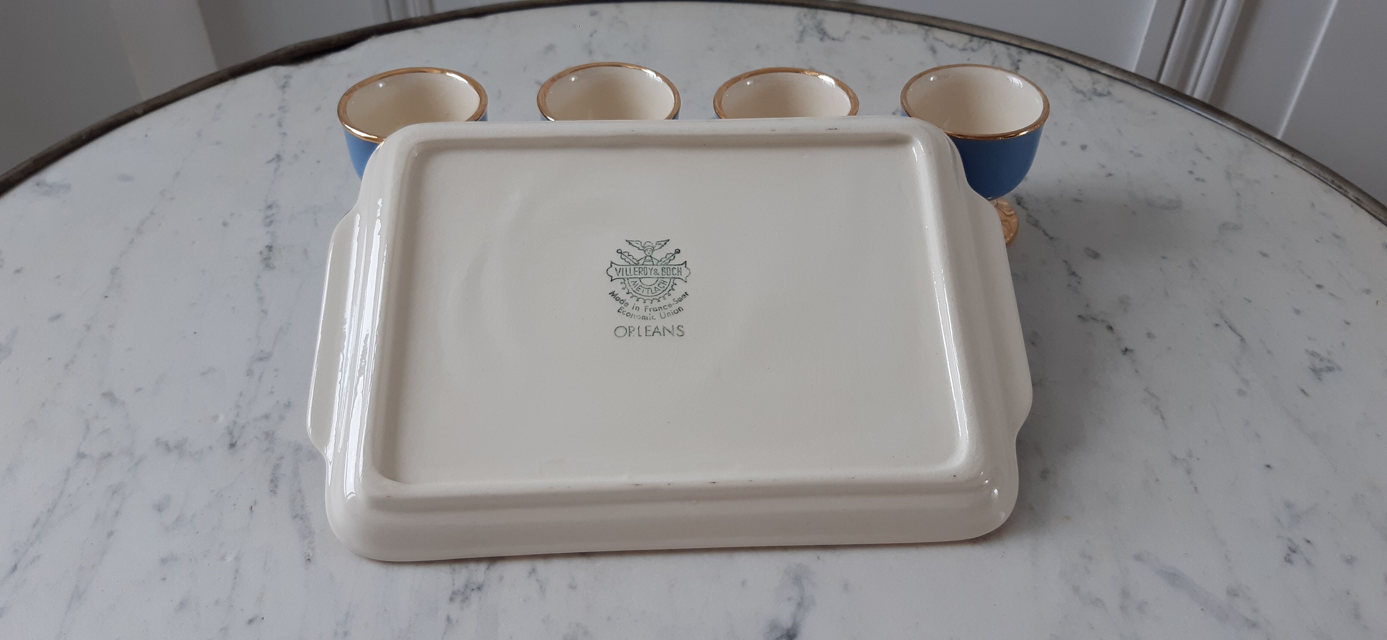 Set of 4 Coqueeggcupstiers Villeroy and Boch "Orléans" with its royal blue and golden plateau 50s