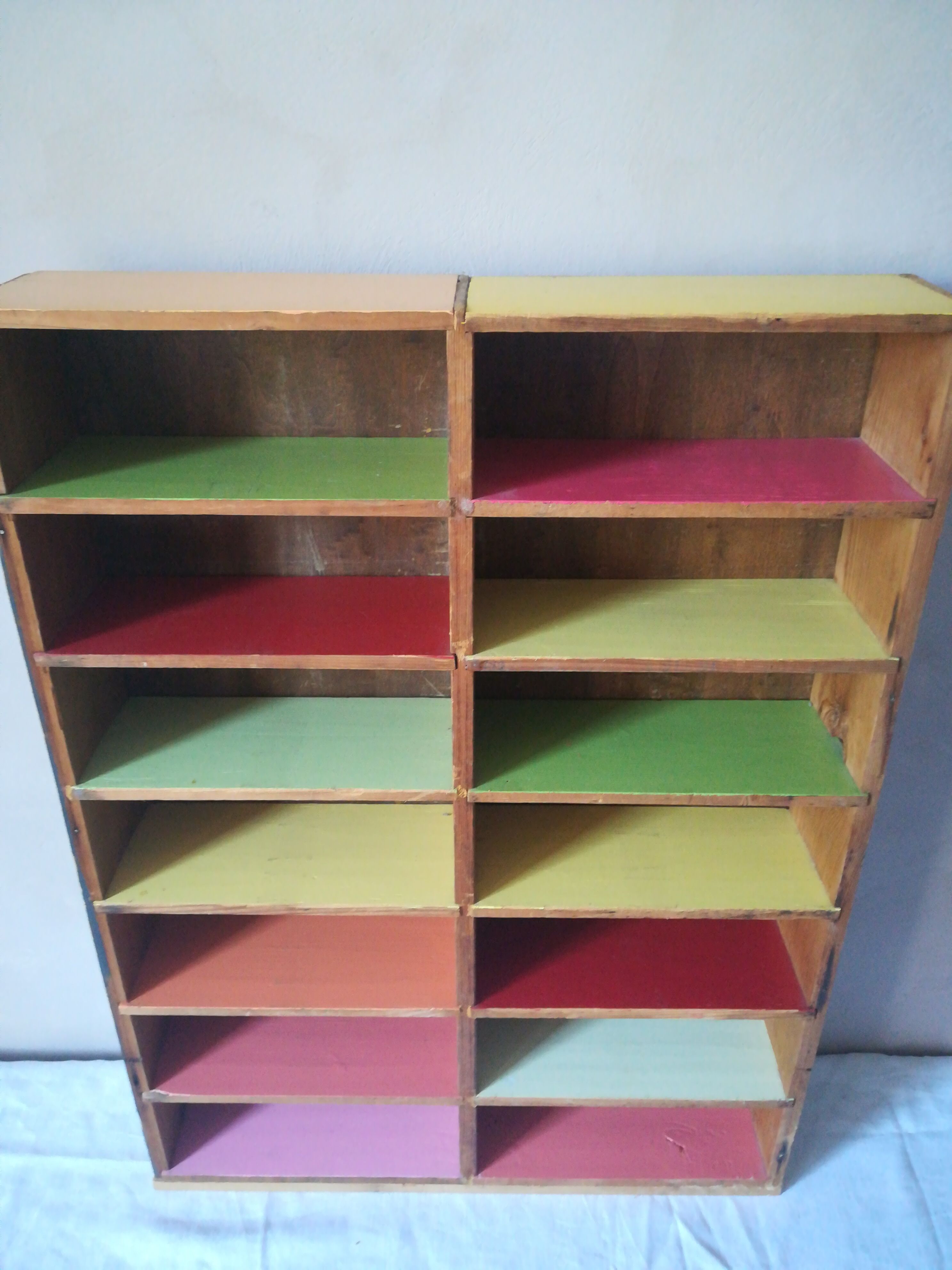 Lockers to hang or lay