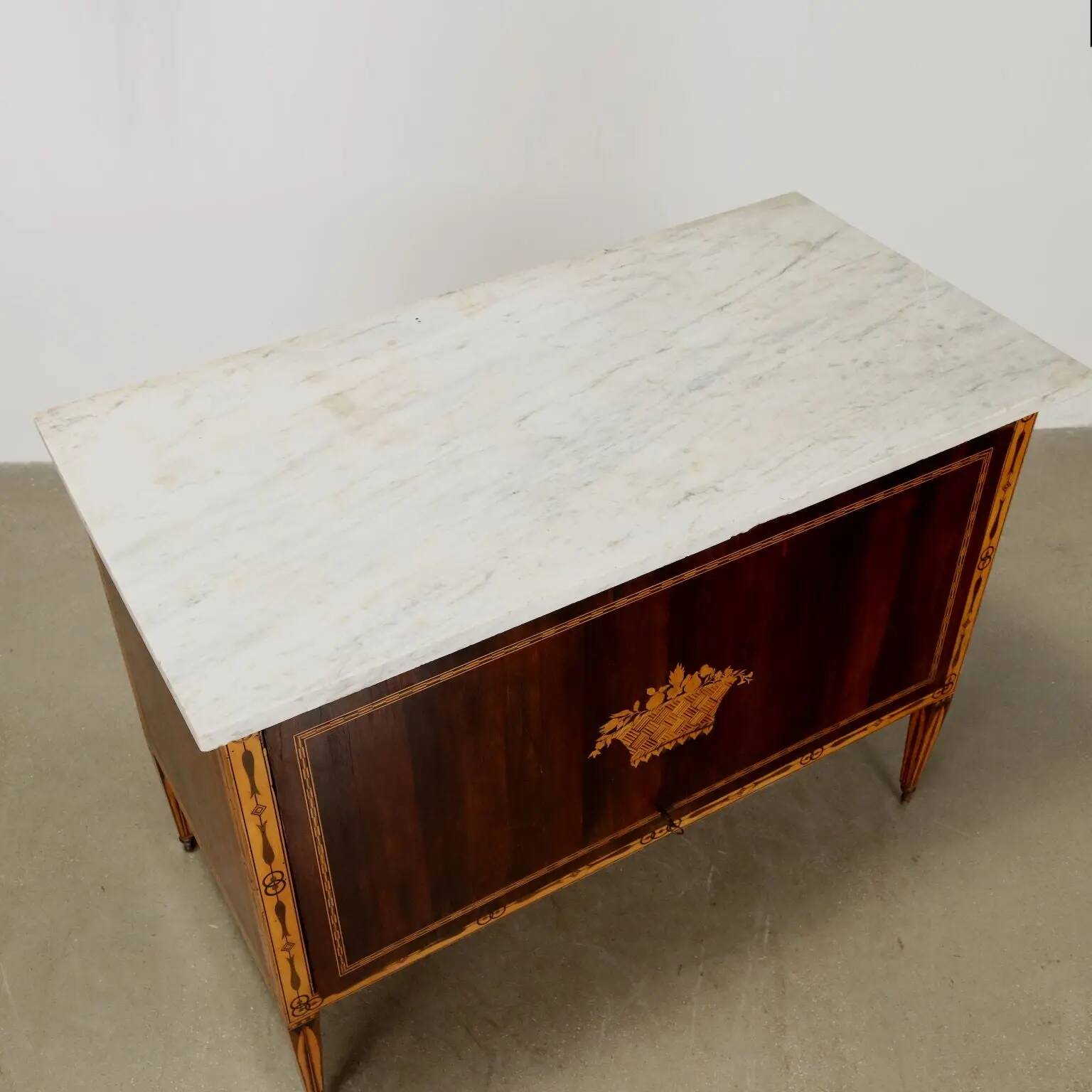 Suite de chambre antique néoclassique en divers bois, Toscane, XVIIIe siècle.
