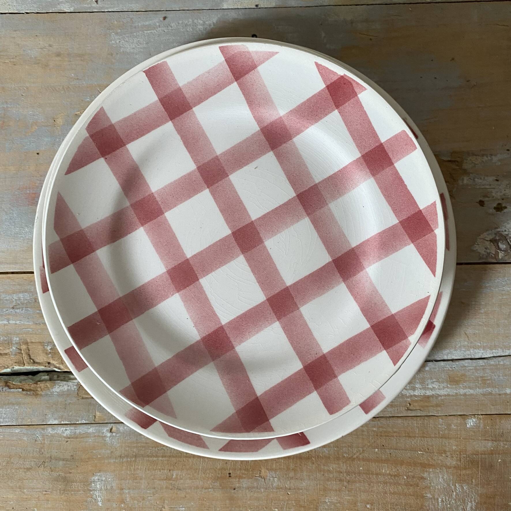 Moulin des Loups plates, "Torchon" checkered pink pattern, 1950s-60s.