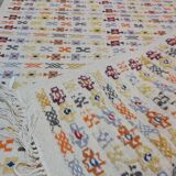 Tapis blanc à motifs berbères multicolore fait main en pure laine