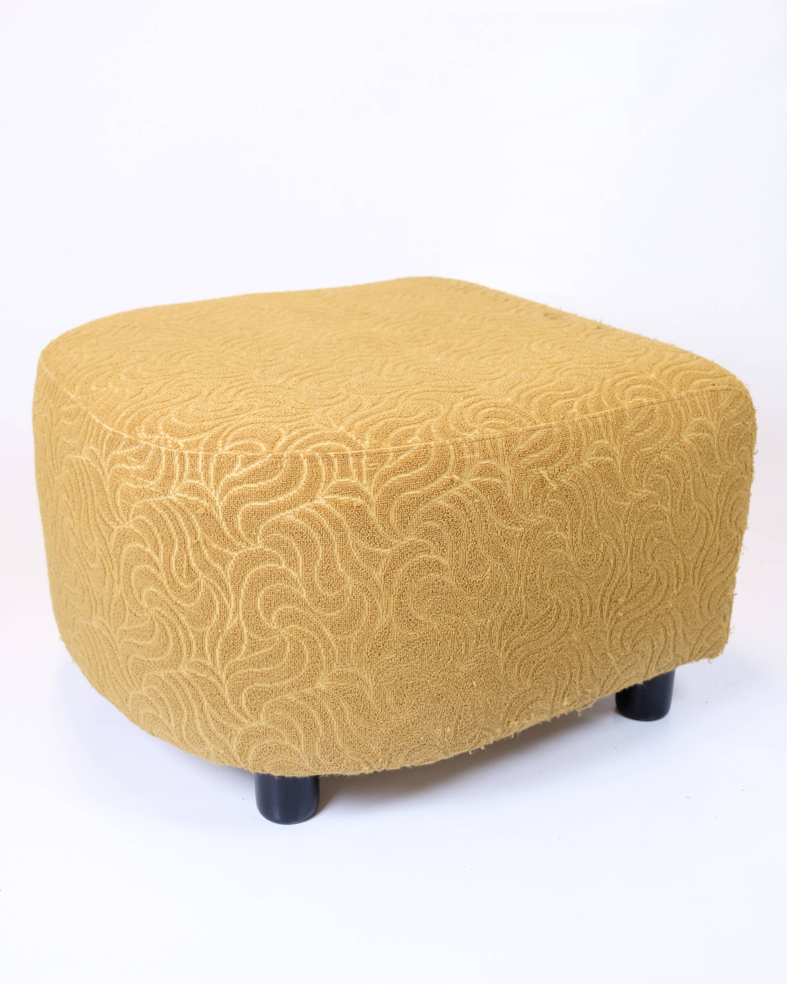 Armchair with ottoman - Over-upholstered - Patterned yellow fabric - Black legs - Danish design - 1940s style