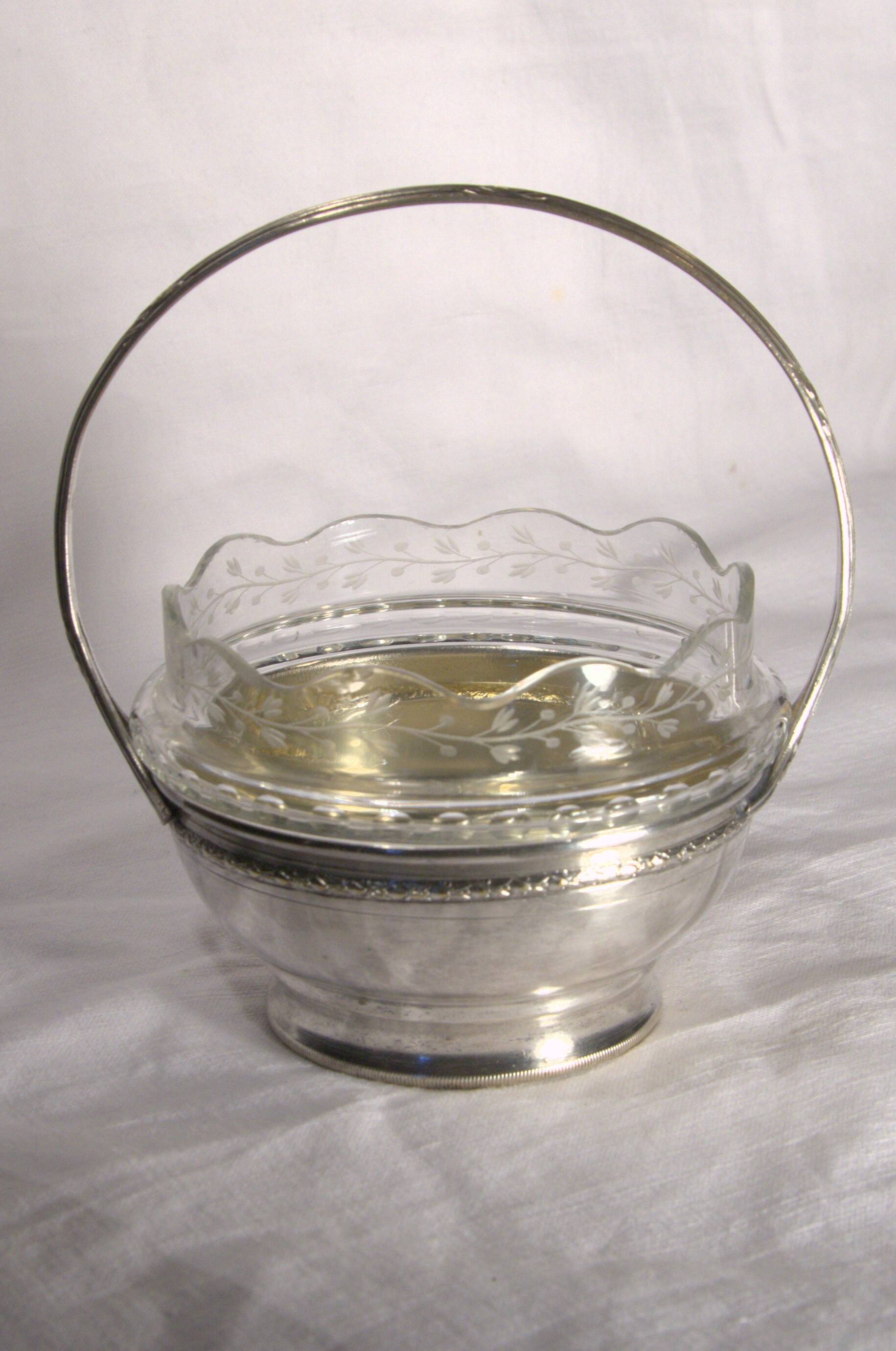 Small cut glass bowl with a handle in silver-plated metal, 13x14cm, early 20th century.