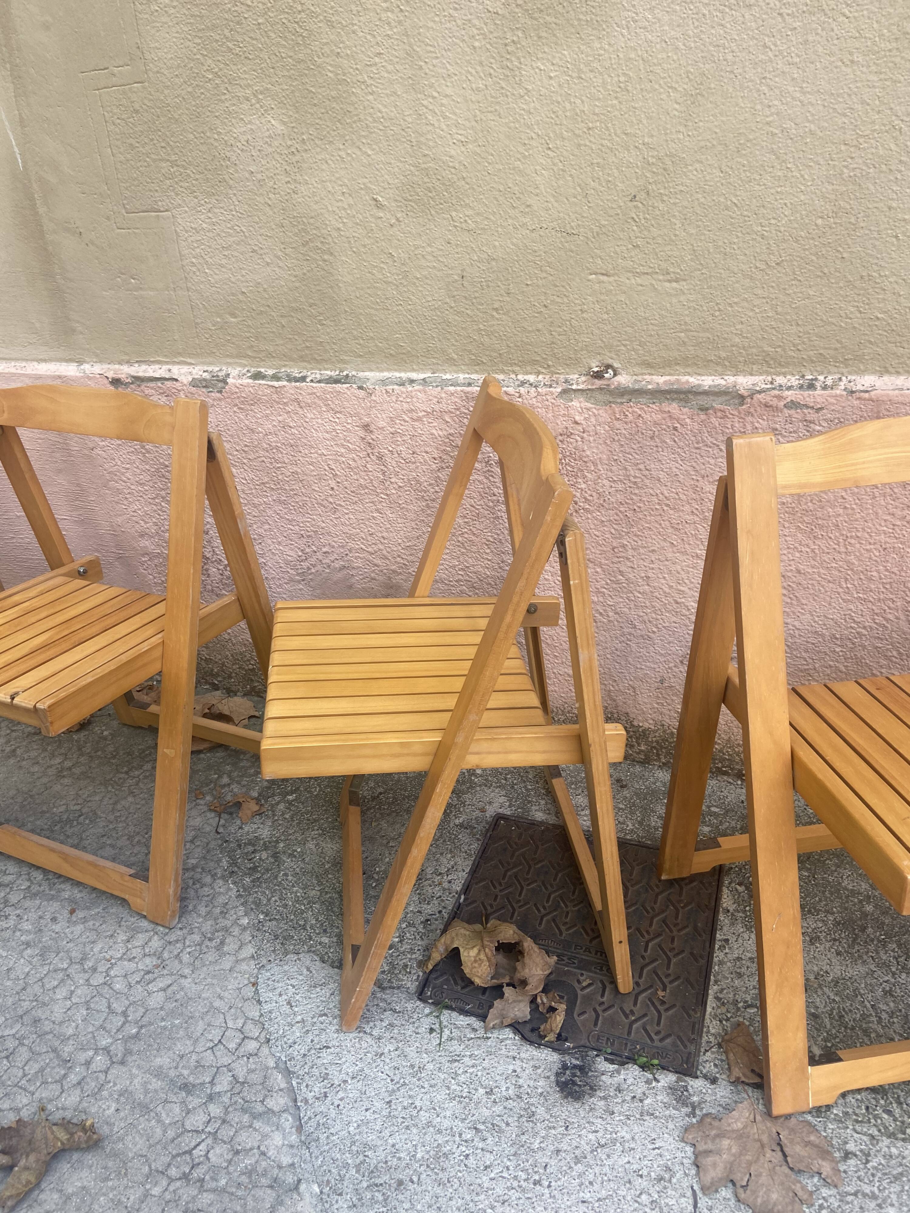 Series of 4 vintage wooden folding chairs