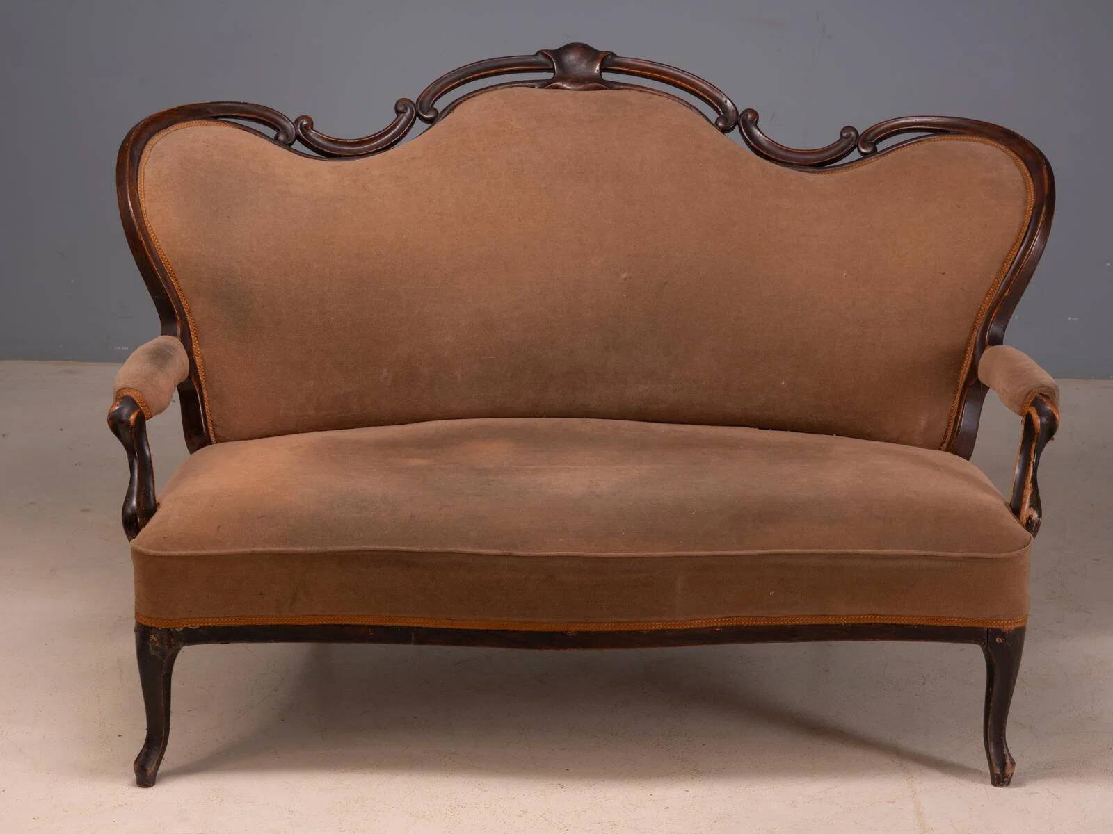 Sofa en bois vintage orné avec cadre décoratif sculpté et tapisserie marron, 175 × 114 × 80 cm