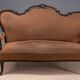 Sofa en bois vintage orné avec cadre décoratif sculpté et tapisserie marron, 175 × 114 × 80 cm