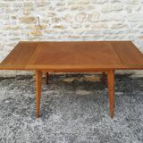 Oak table has two vintage extensions