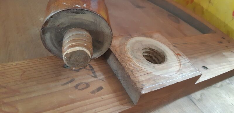 Oval side table Louis Philippe period walnut and walnut bramble, tripod foot