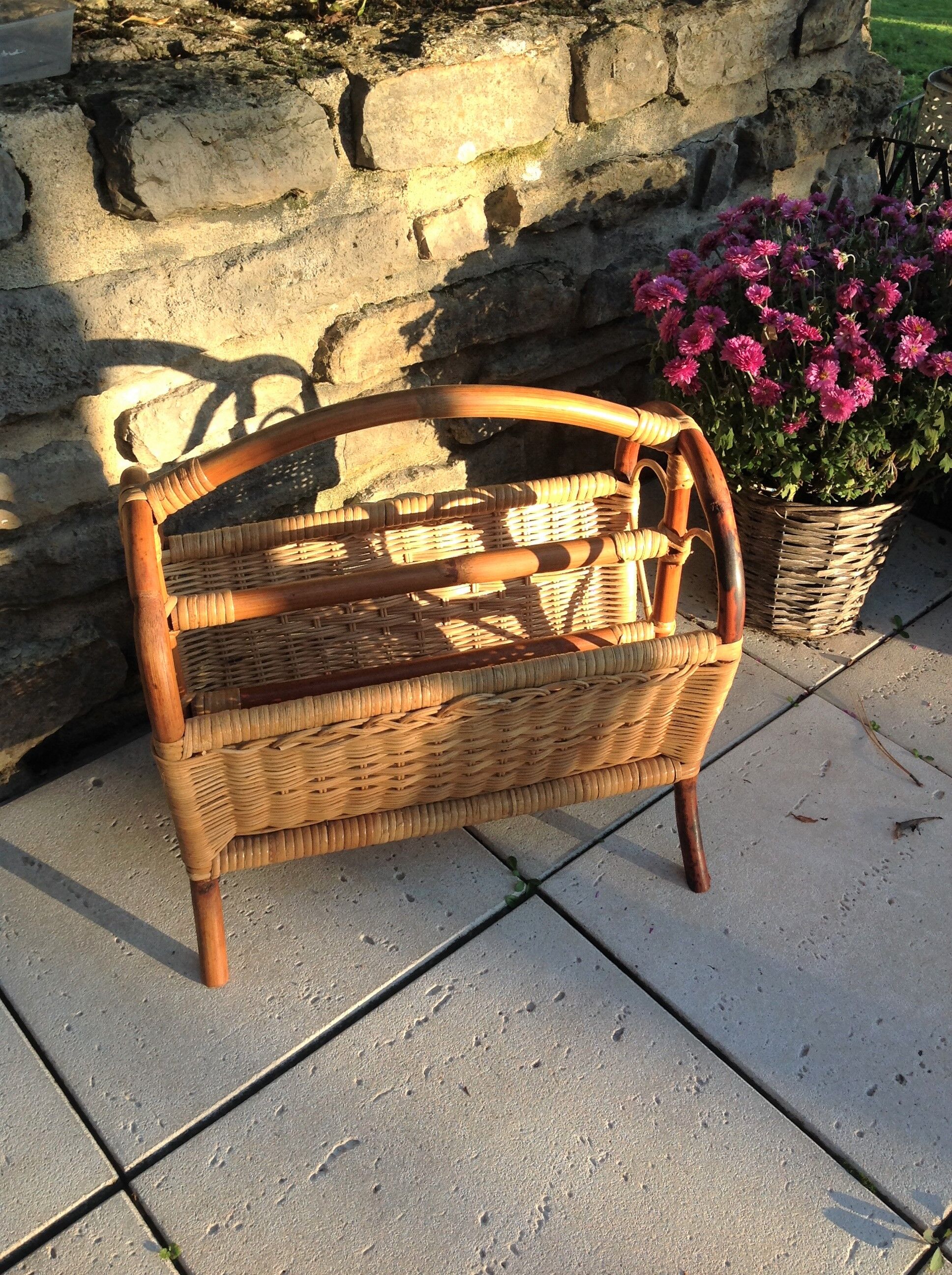 Magazine holder in rattan and braided wicker / vintage 60s-70s