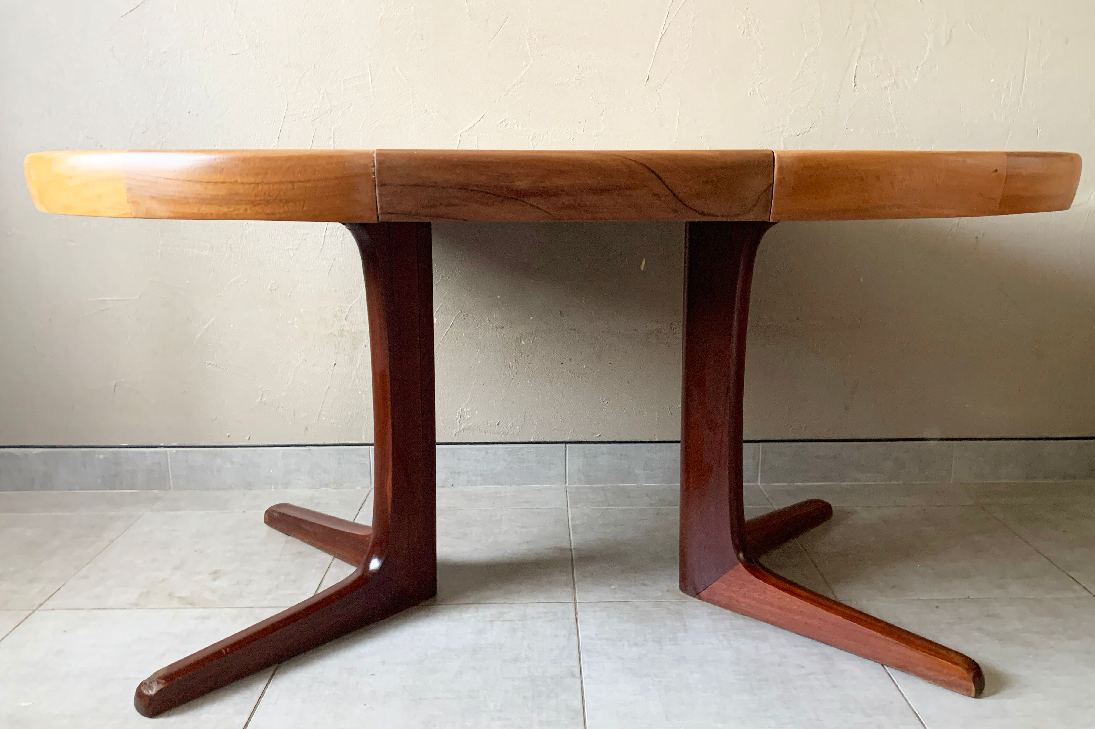 Vintage round Scandinavian table with extendable star center leg