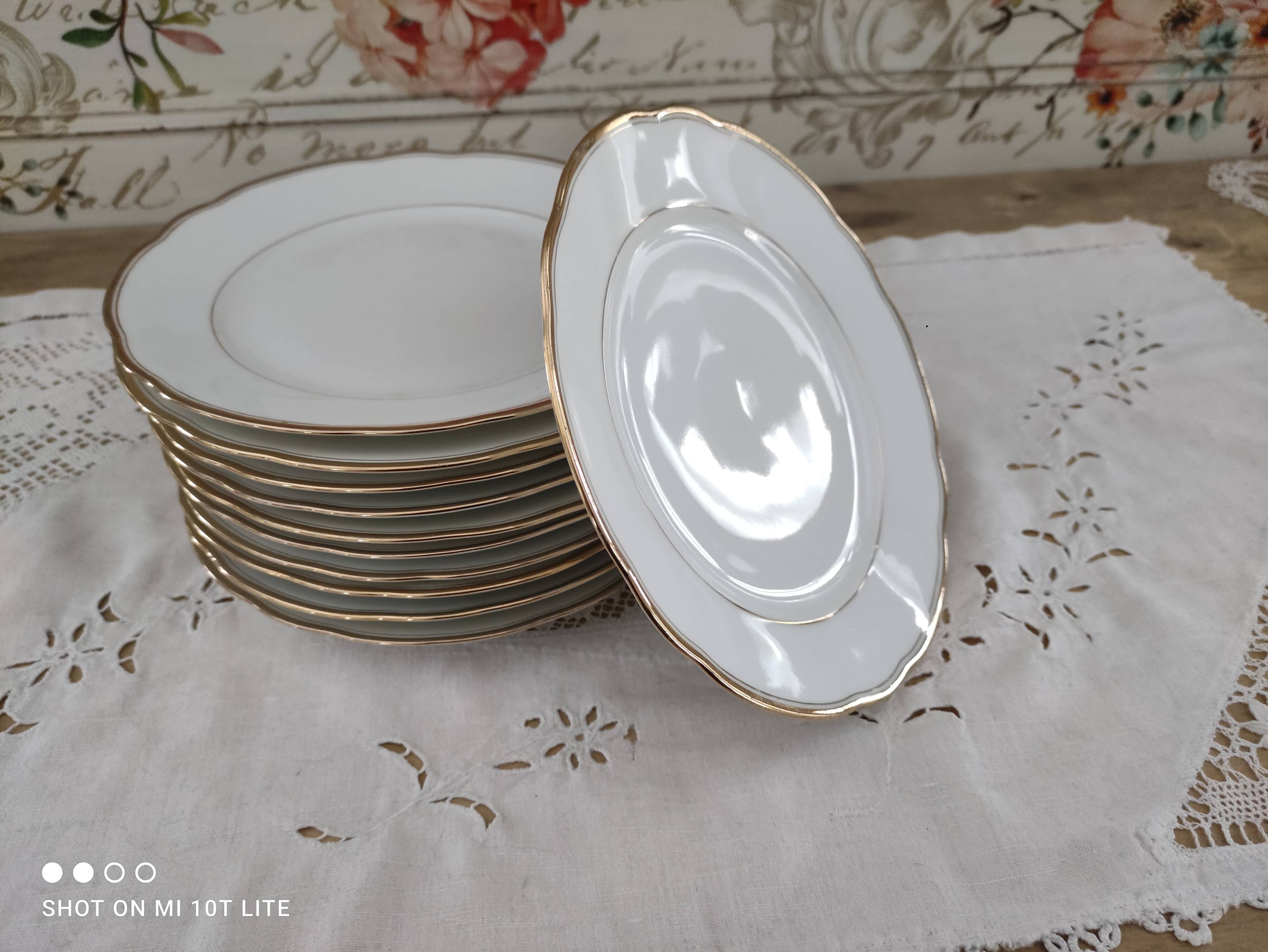 Lot de 11 assiettes à dessert en porcelaine suisse blanche double liseré doré