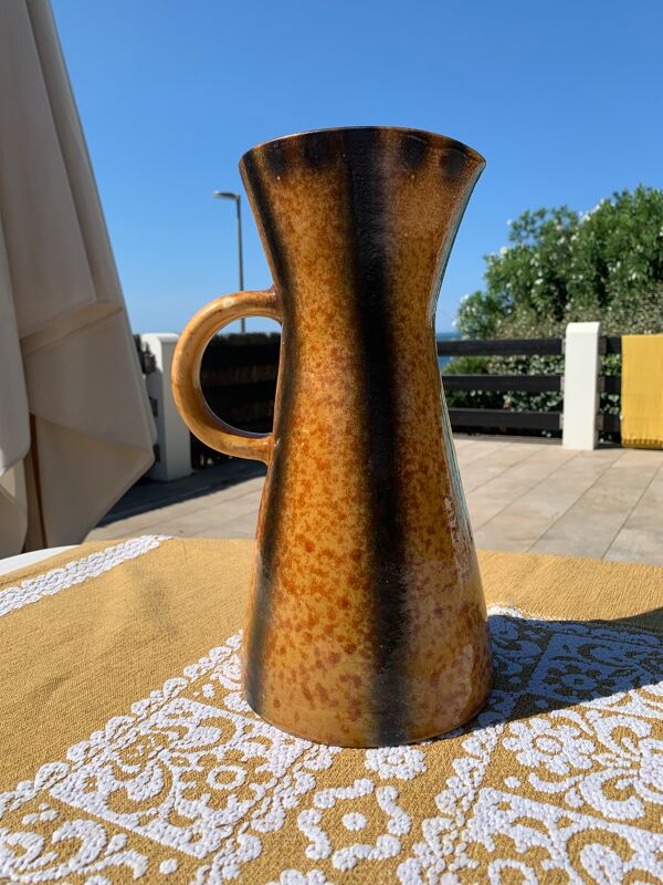 Pichet Accolay à anse stries brunes sur fond jaune vers 1950