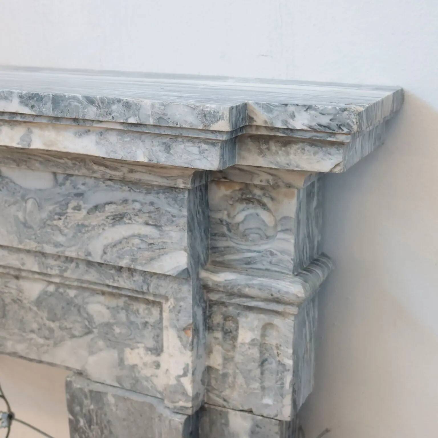 Neoclassical Tuscan fireplace in marble, Italy, 18th century.