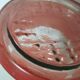 vase en verre peint , aspect granité rouge et doré