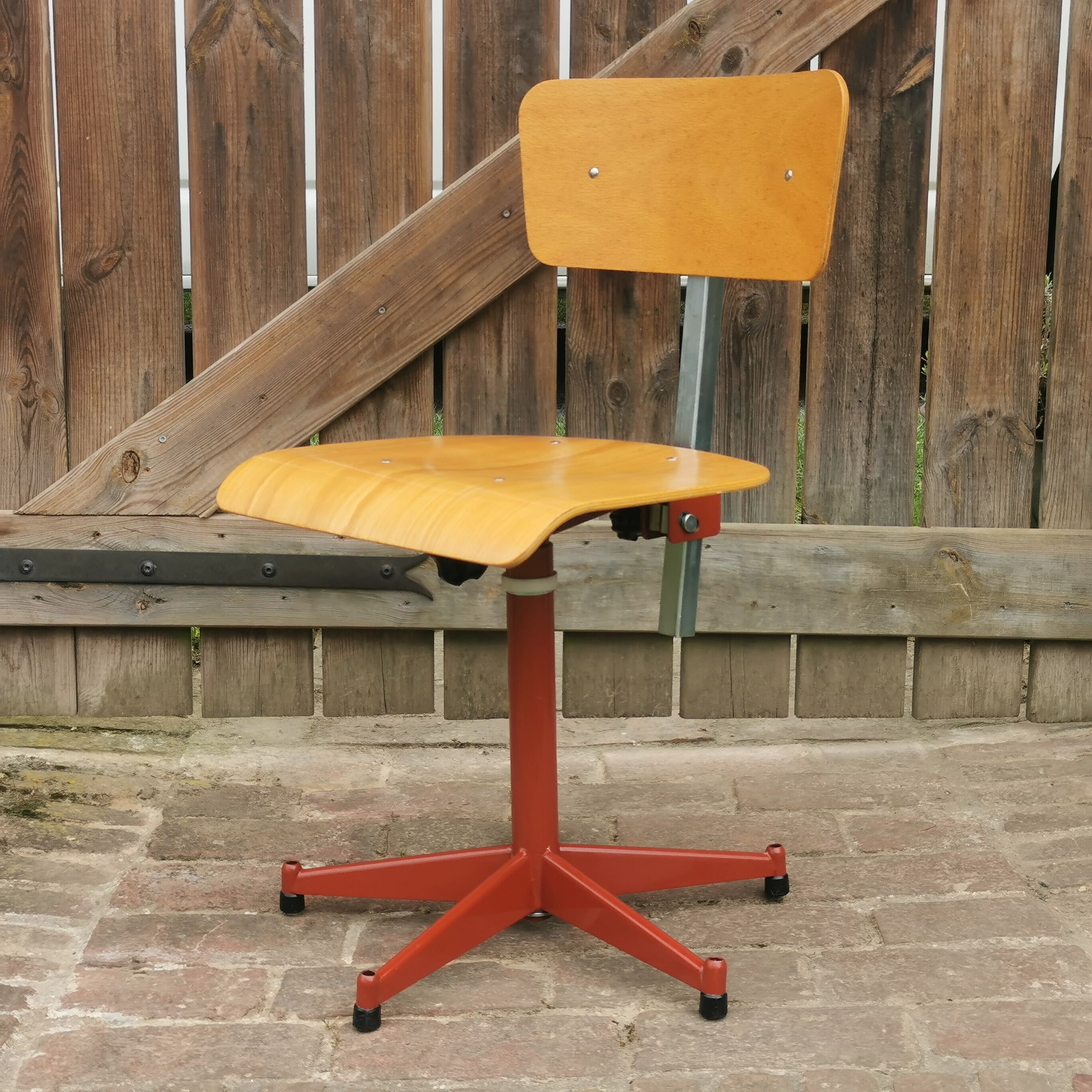 Swivel workshop chair