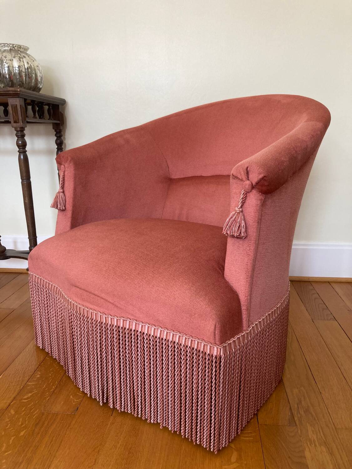 Pink velvet toad armchair