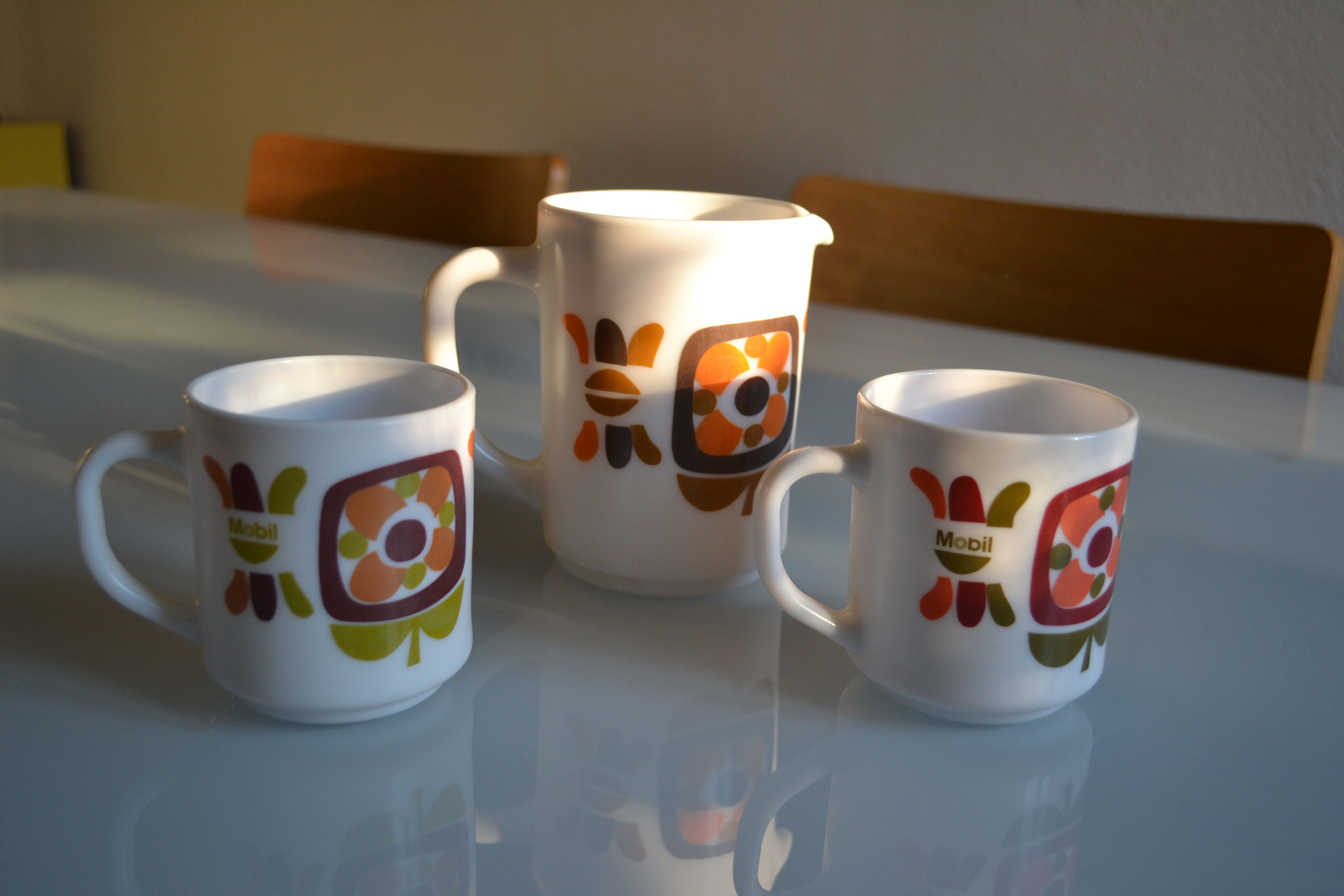 Pitcher and 2 mugs vintage Mobil years 70 Arcopal