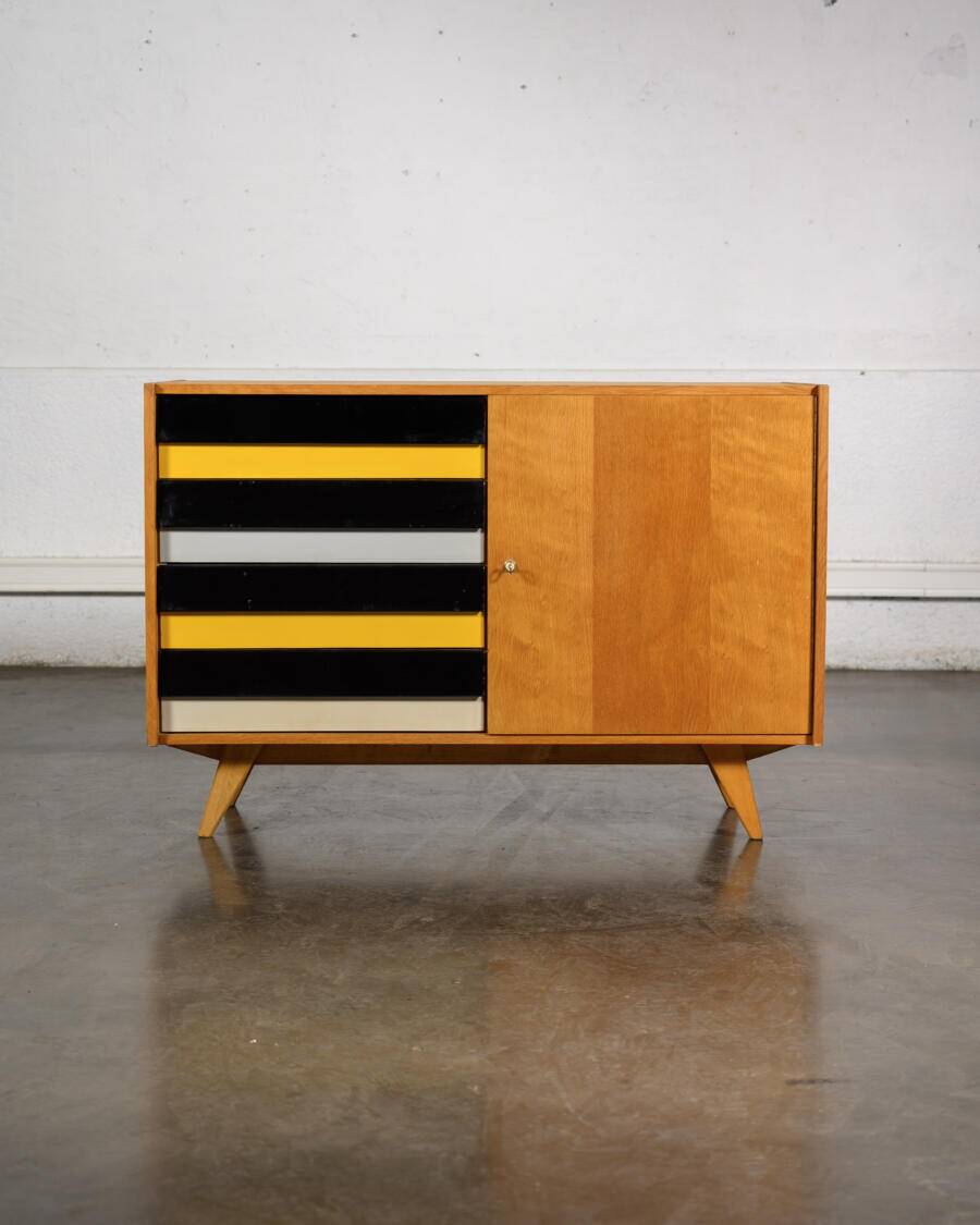 Buffet Jiri Jiroutek tiroirs jaunes