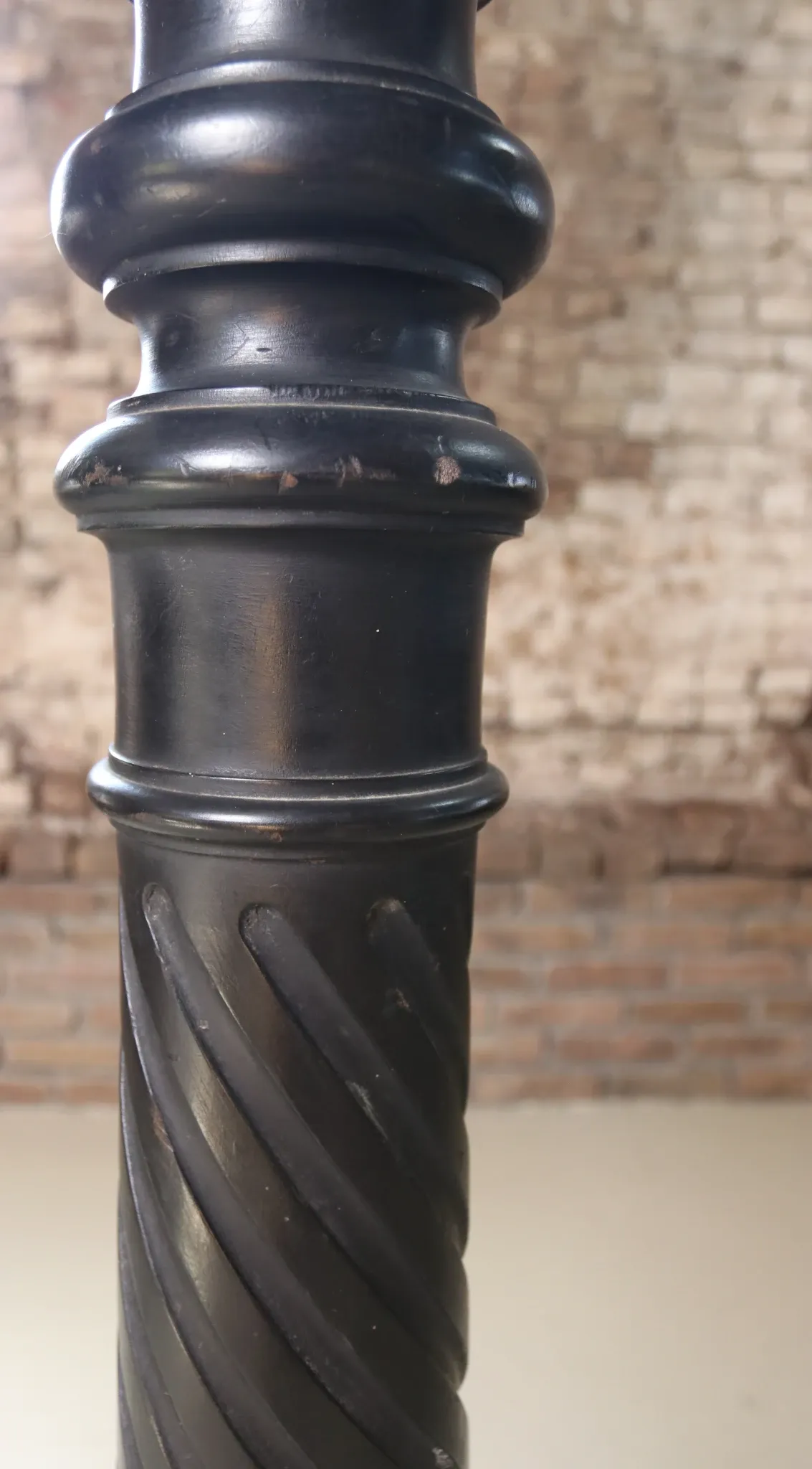 Ebonised wooden column with turned spiral shaft – Napoleon III, 19th c.