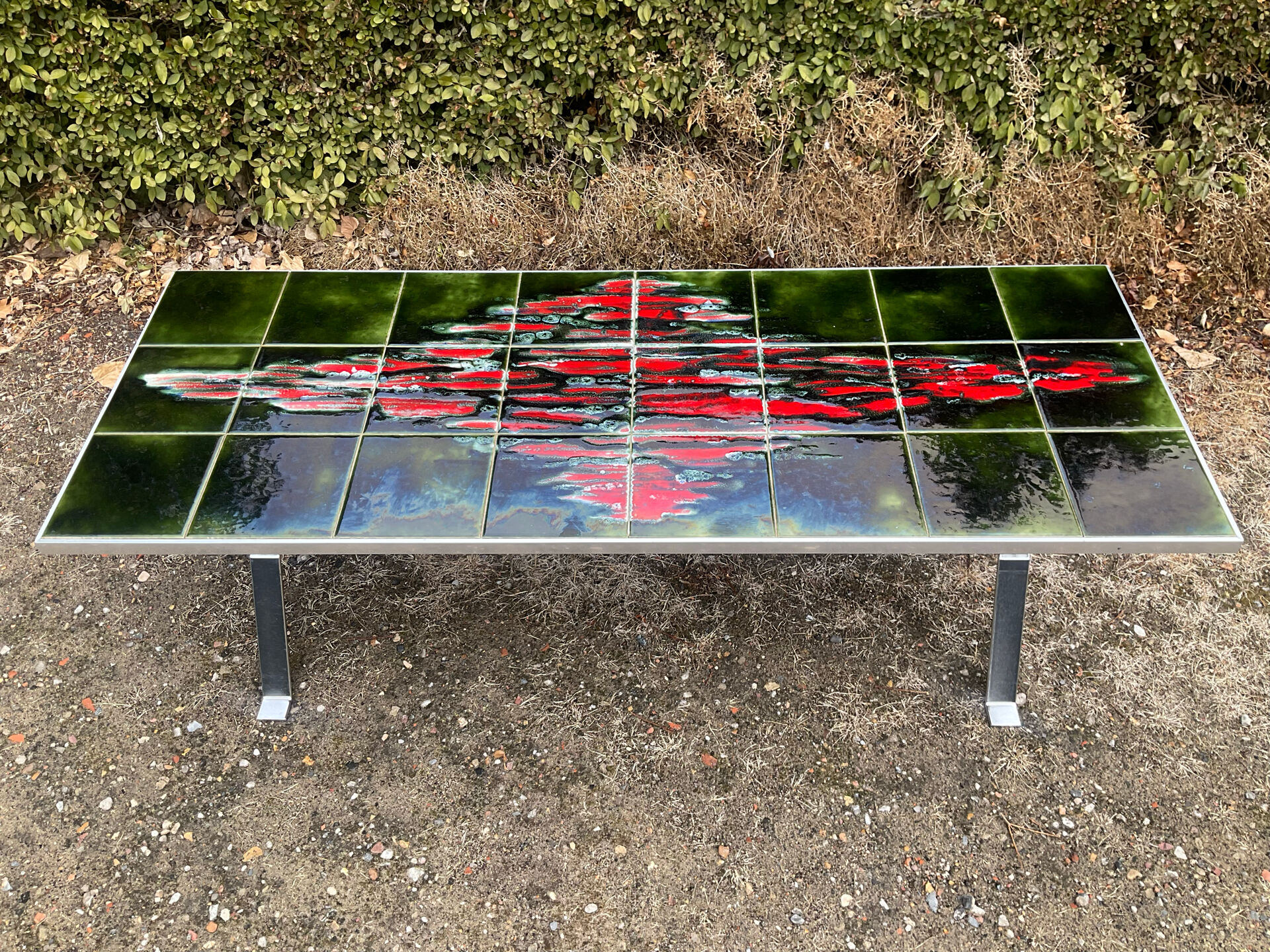 Table basse vintage en métal chromé et céramique