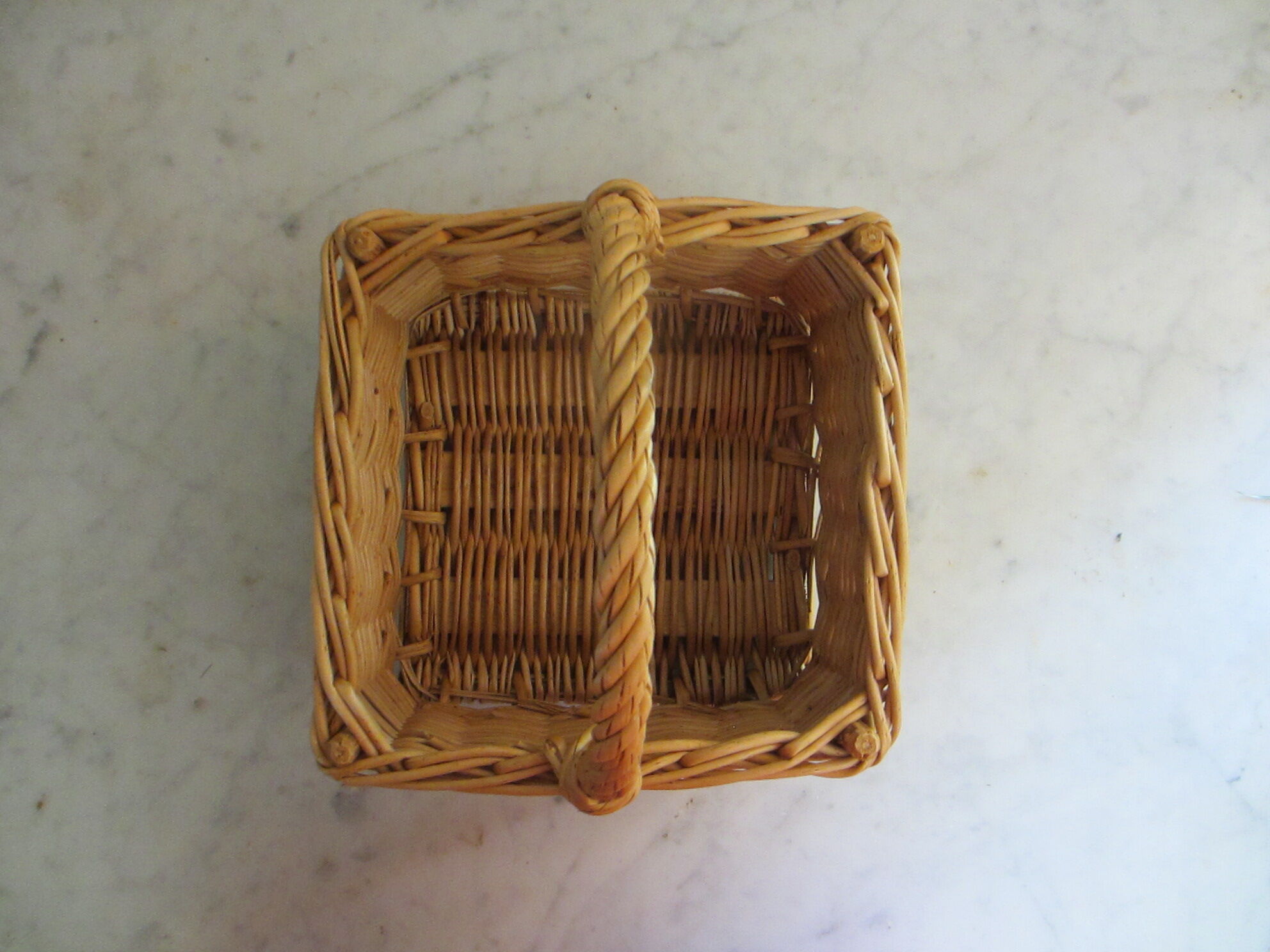 Square-shaped wicker-shaped basket with handles