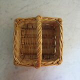 Square-shaped wicker-shaped basket with handles
