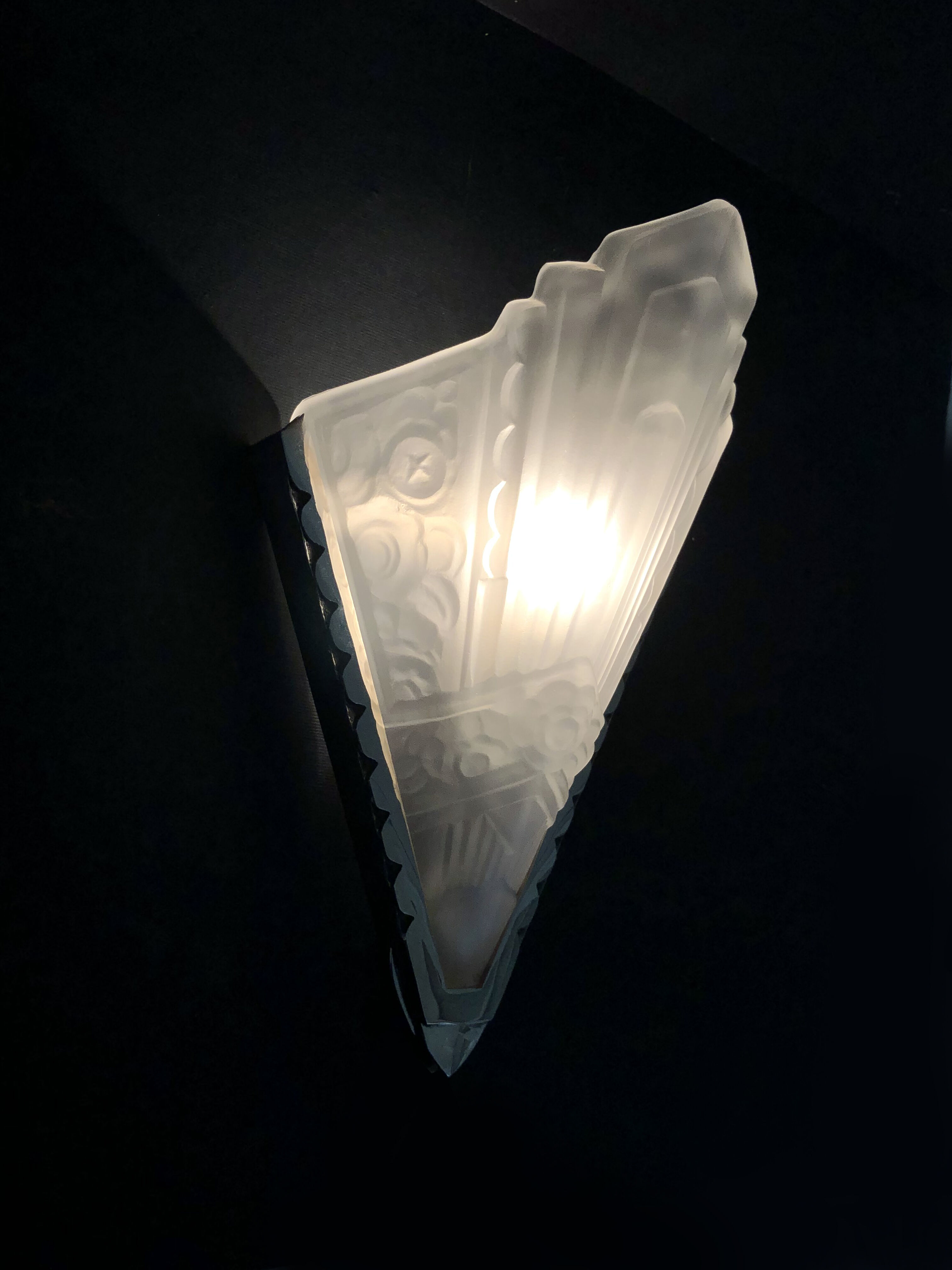 Art Deco style wall lamp in brass and pressed molded glass. Year 60