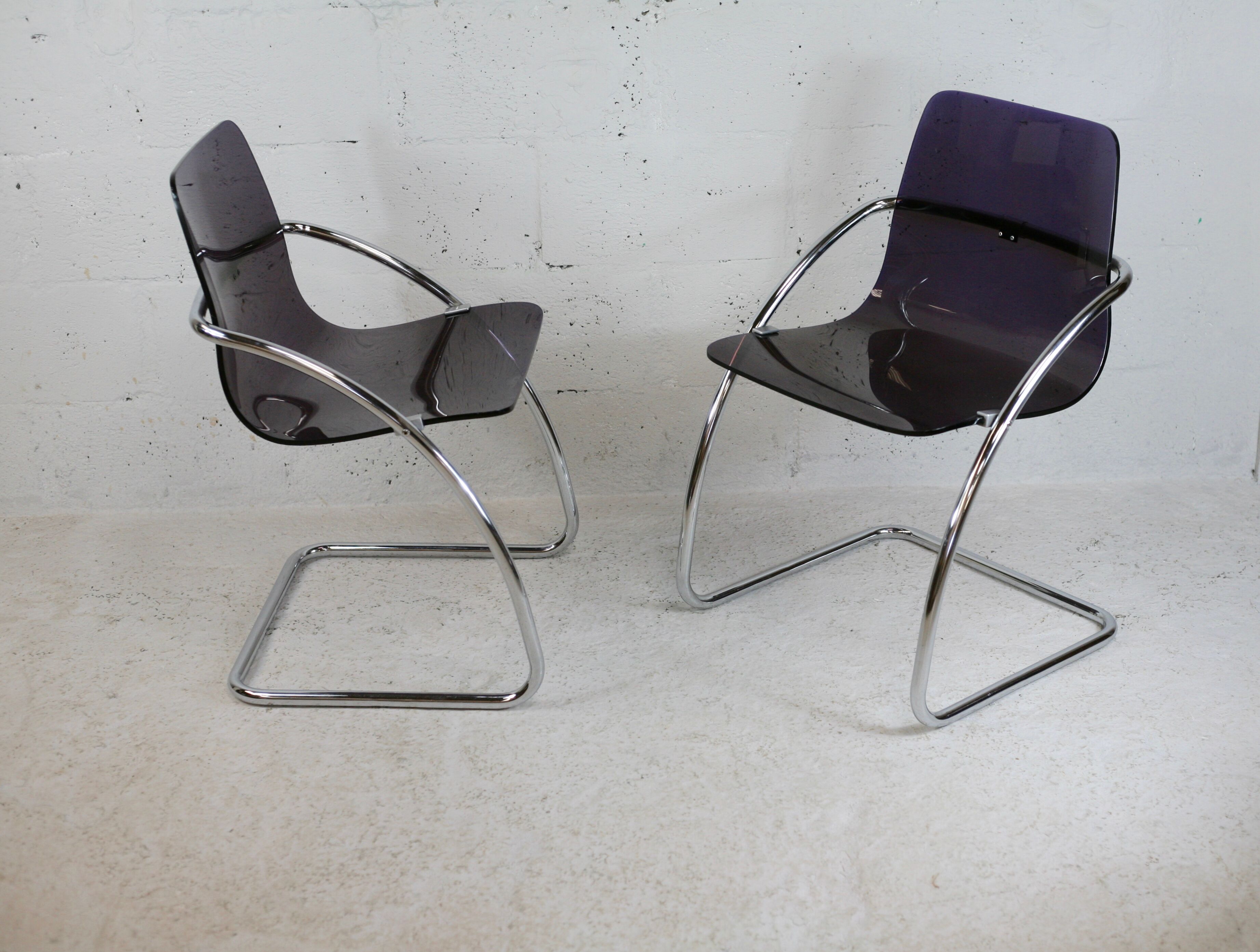 Pair of chairs by Yves Christin, tubular steel, purple plexiglass. Ed. Airborne, France cira 1970