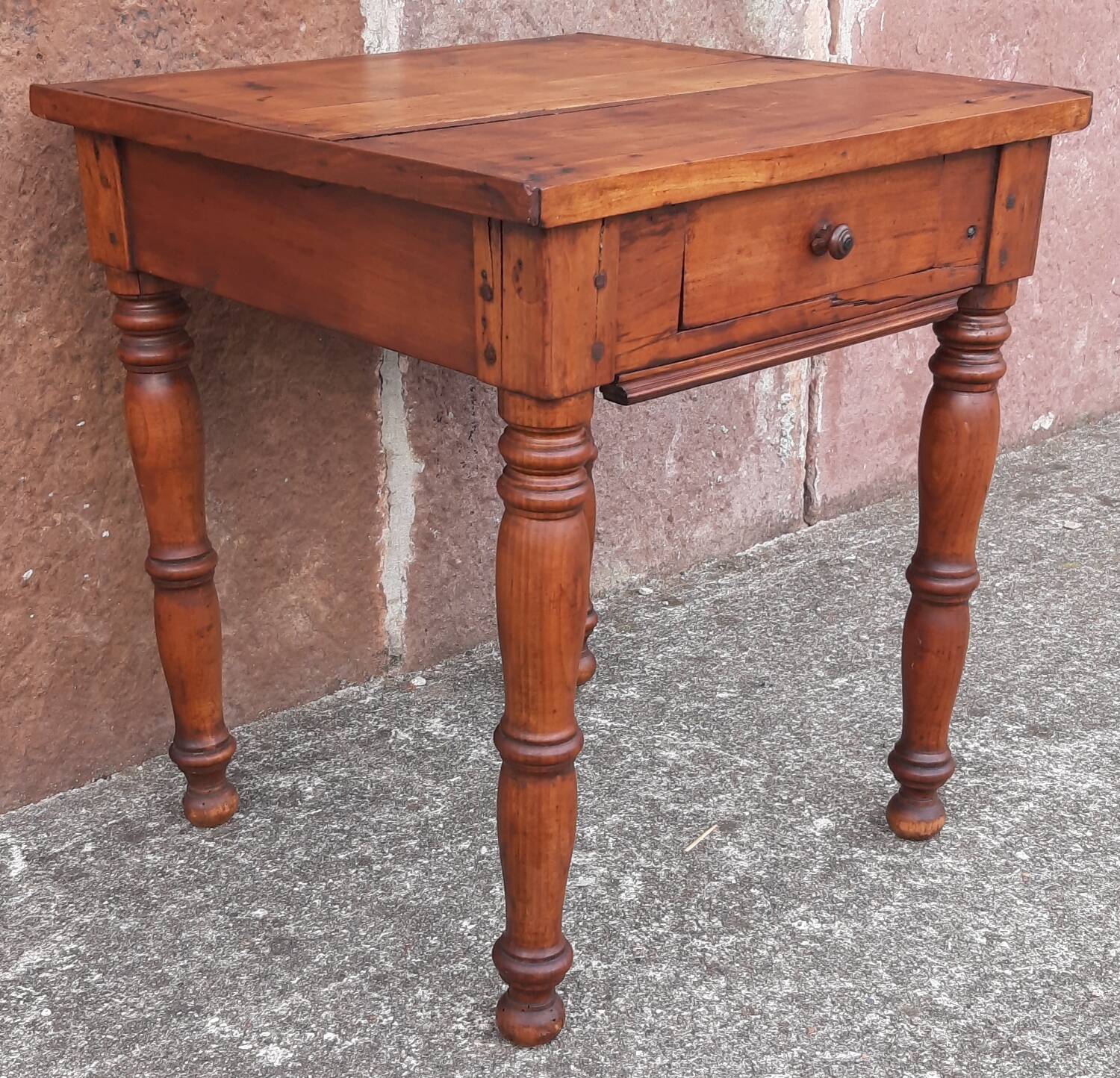 Coffee table or bedside table in wood. (With drawer)