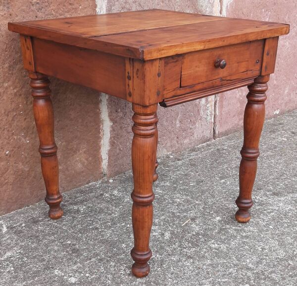 Table basse ou table de chevet en bois. (Avec tiroir)