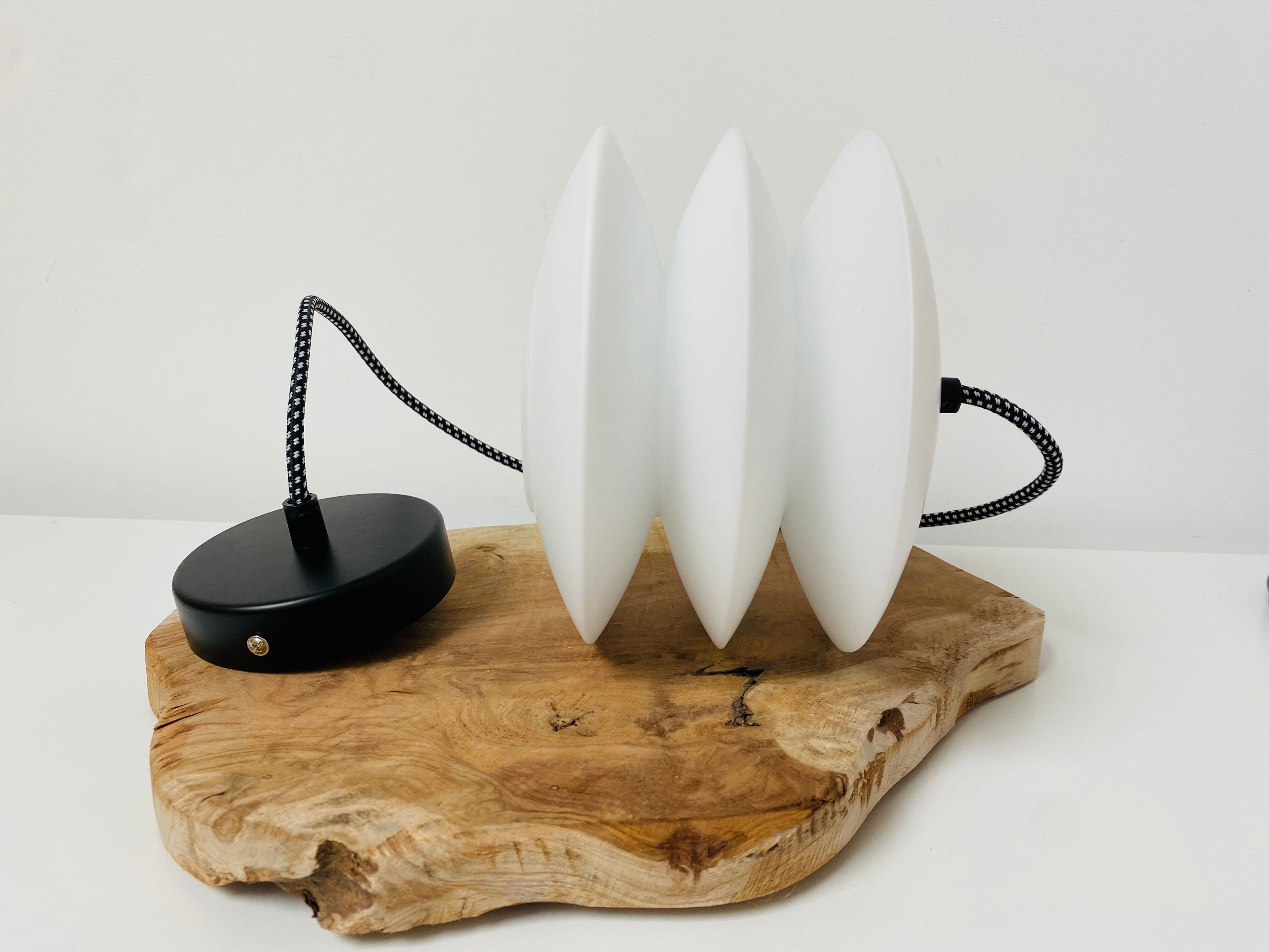 Corrugated opaline suspension