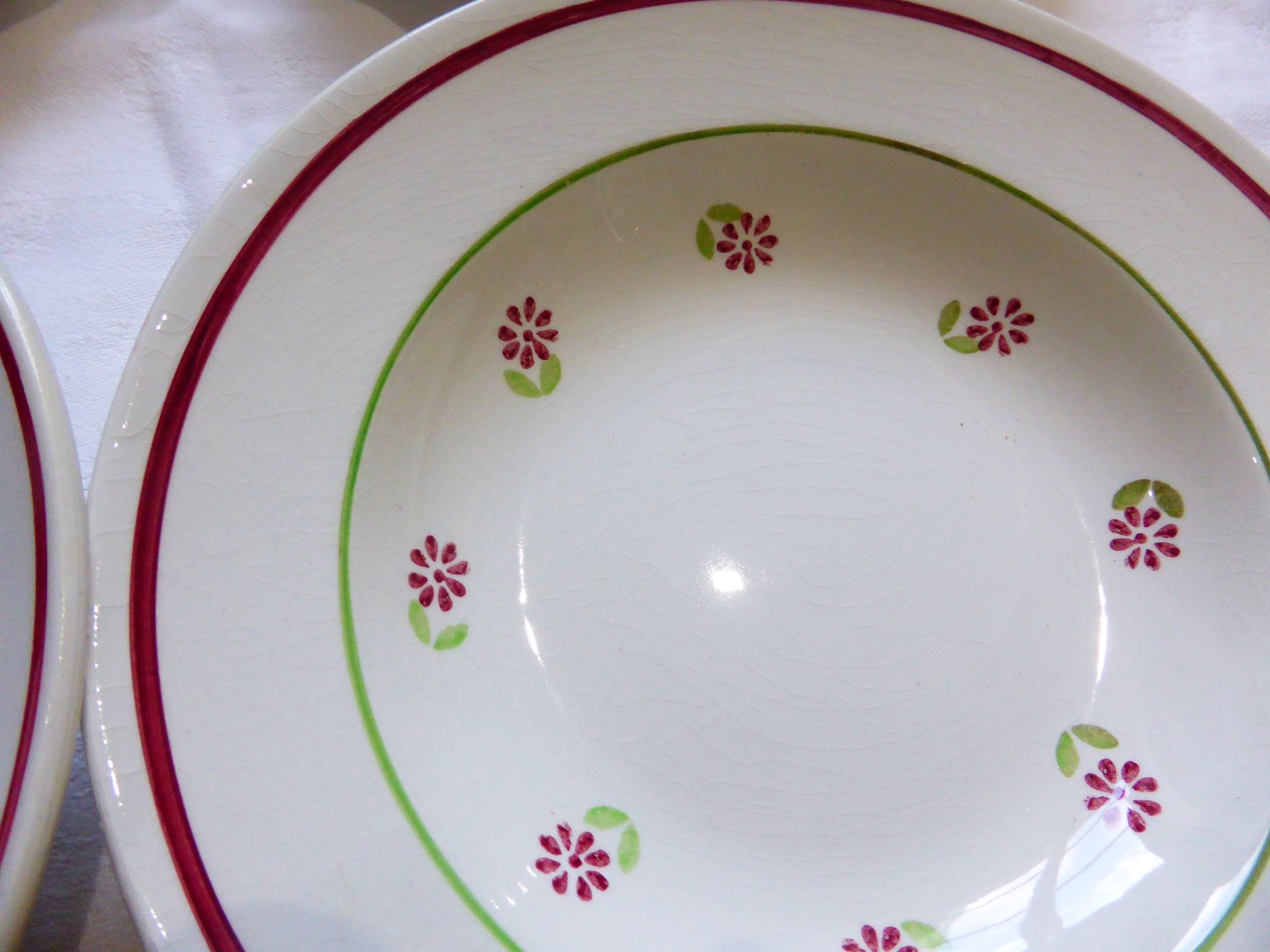 Set of 4 mismatched deep plates 2010114