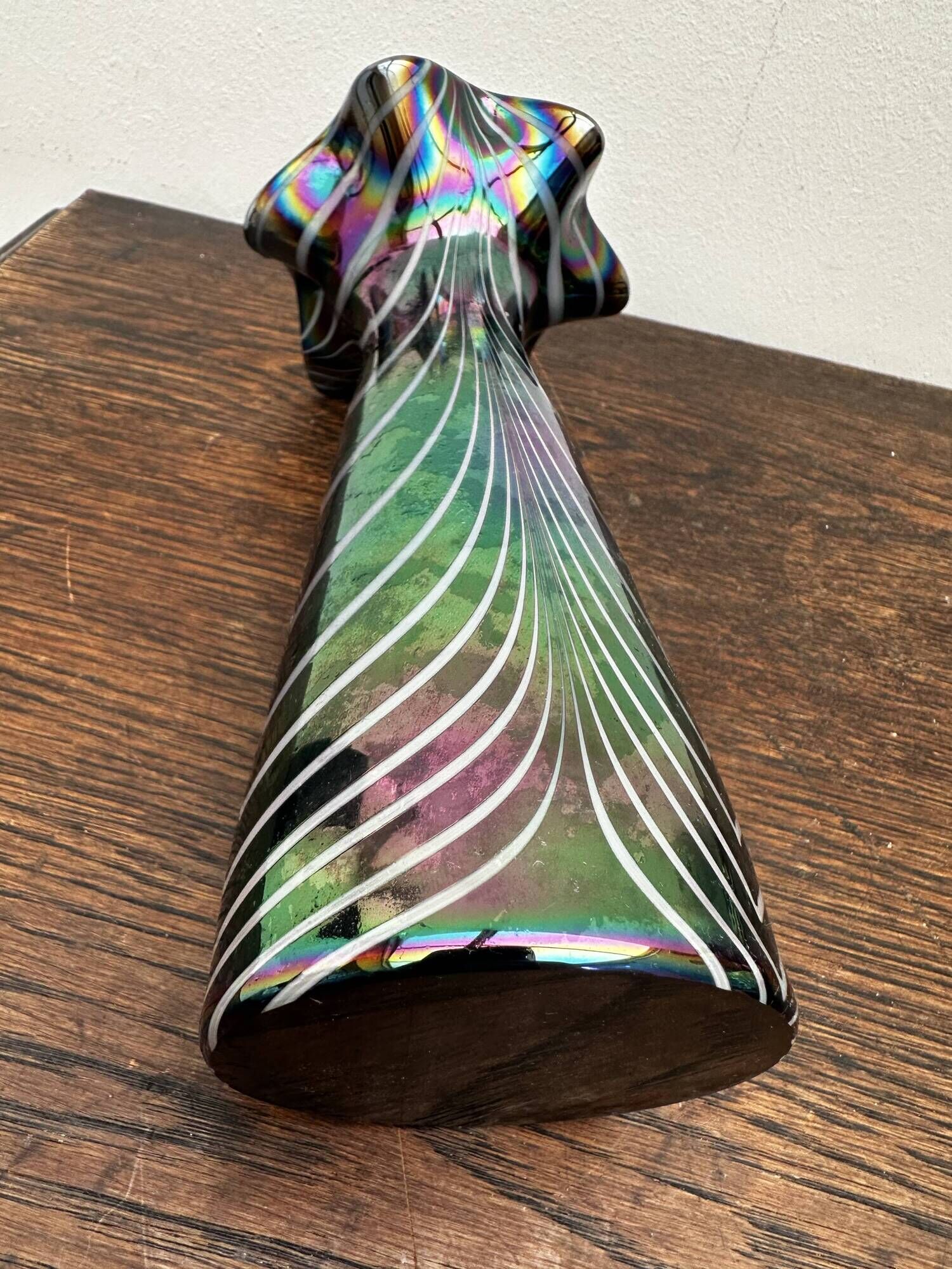 Vintage iridescent glass vase with ribbed design and ruffled neck, H 21 cm.