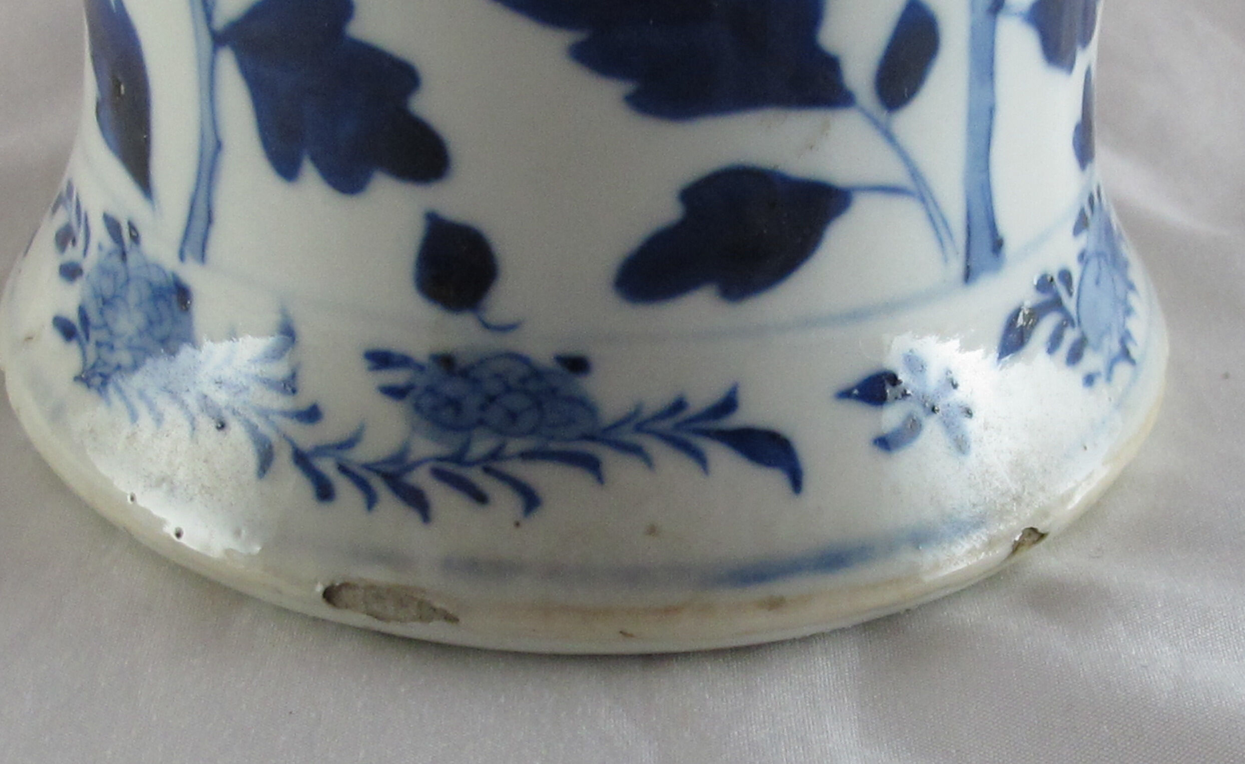 Ancient Chinese white blue potiche