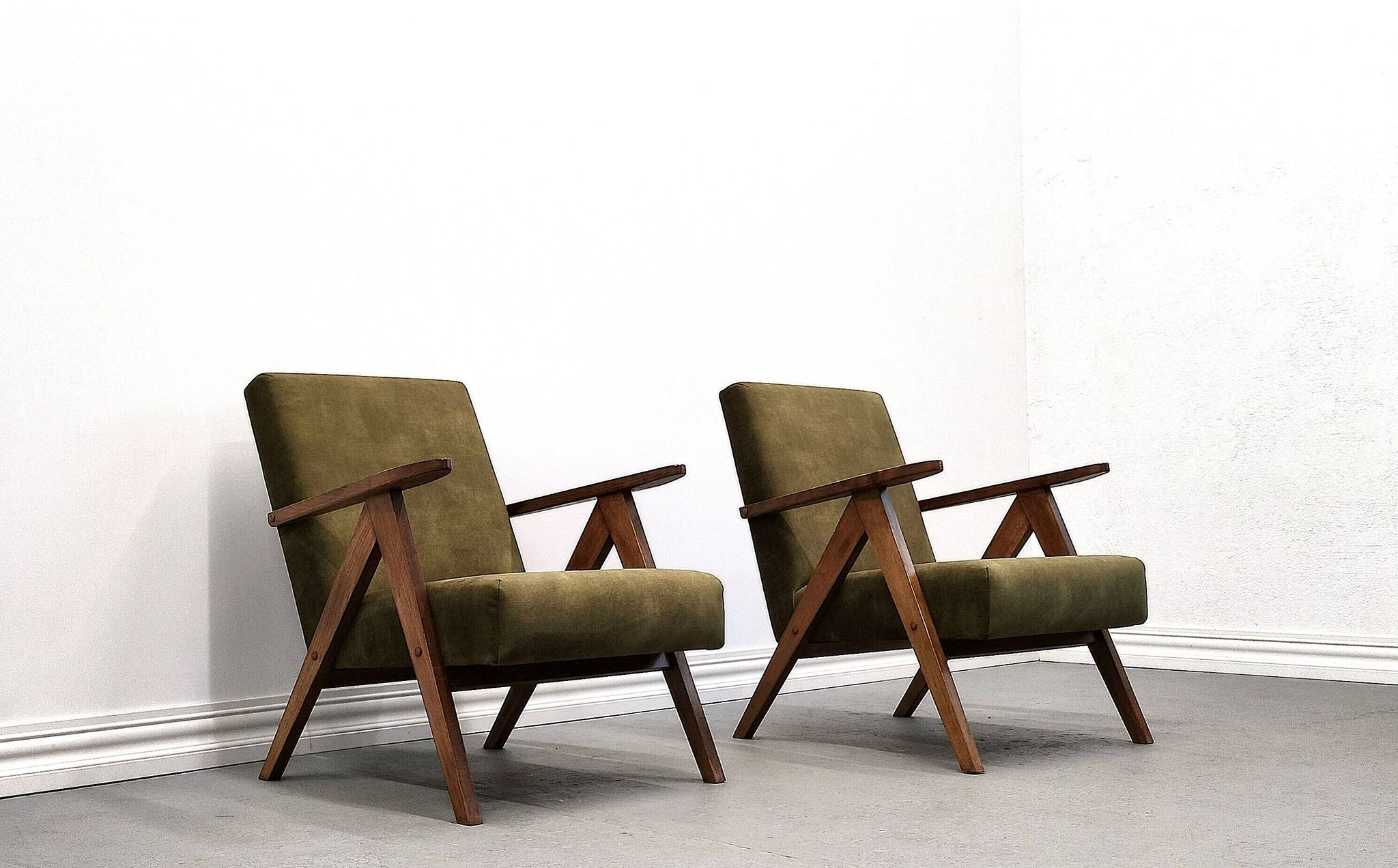 Mid Century Easy Chair Model B - 310 Var in Forest Green Velvet