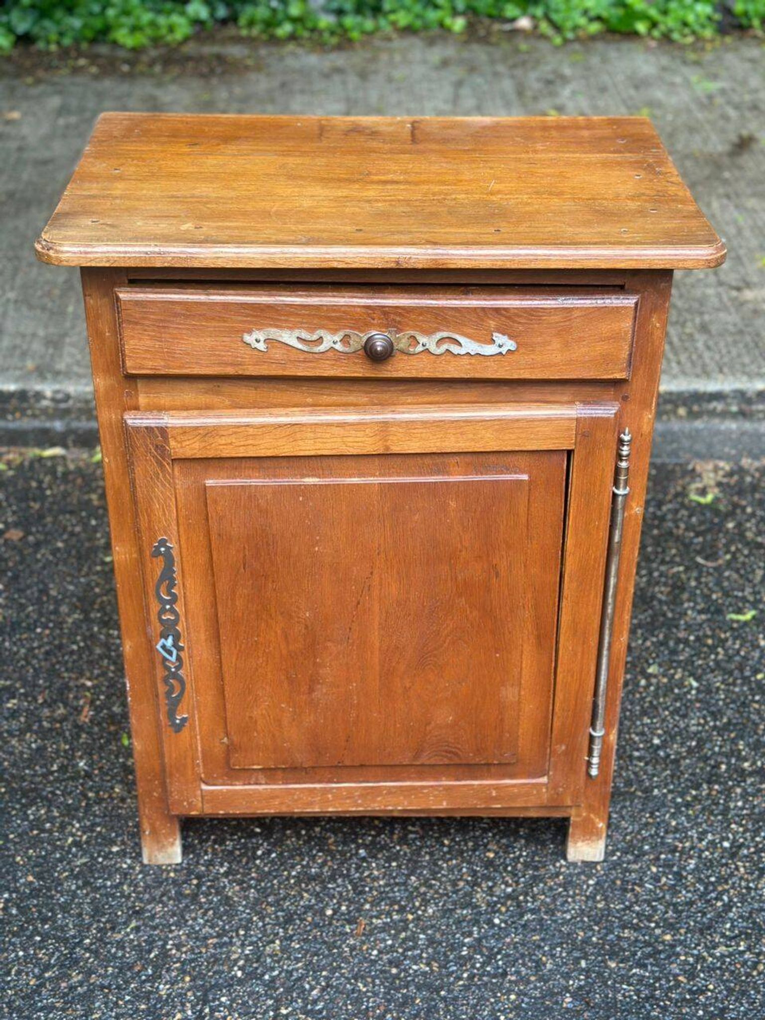 Buffet commode vintage en bois massif du XIXème siècle