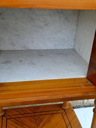 Table de chevet dessus en marbre pied sabot et décoration en bronze h 83 cm